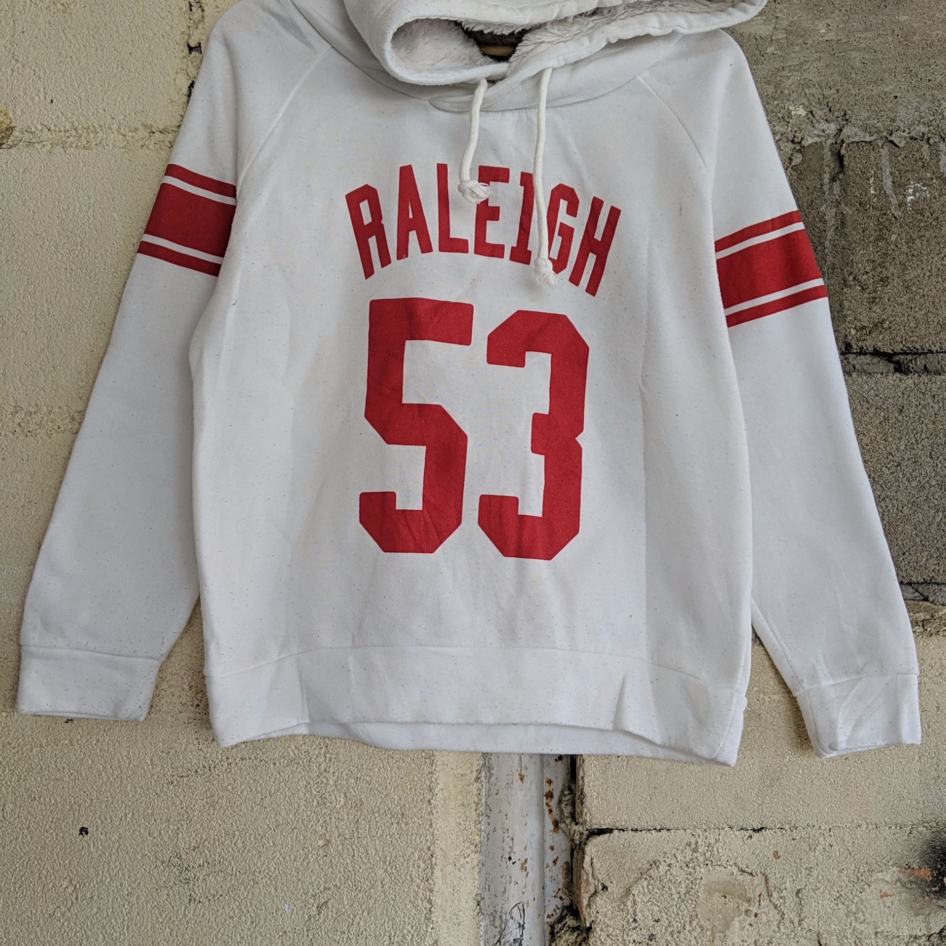 Japanese Brand × Vintage Vintage LA Raleigh Basketball Sweater White Red Size US M / EU 48-50 / 2 - 3 Thumbnail