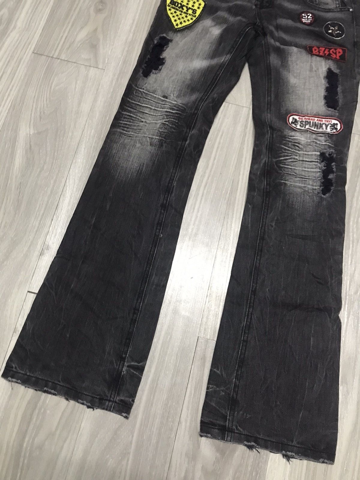 Japanese Brand BUZZ SPUNKY WAIST STUDDED FLARE JEANS Size US 30 / EU 46 - 7 Thumbnail