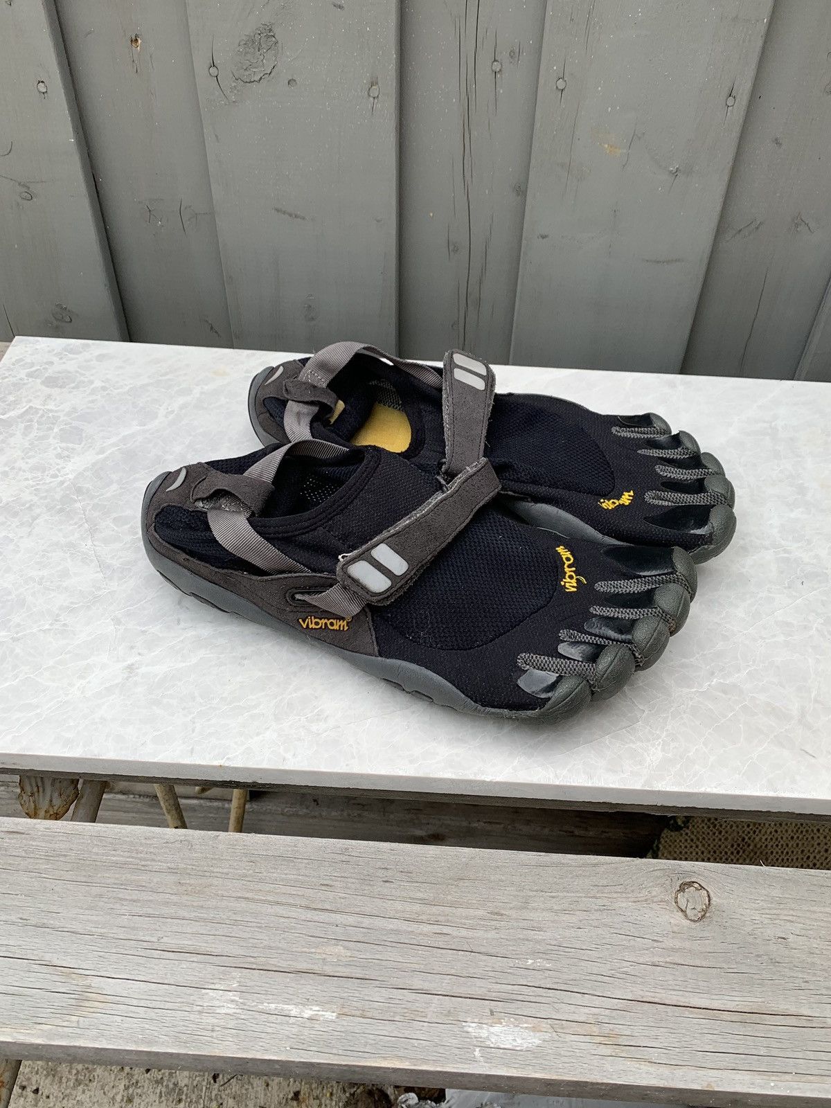 vibram hiking toe shoes