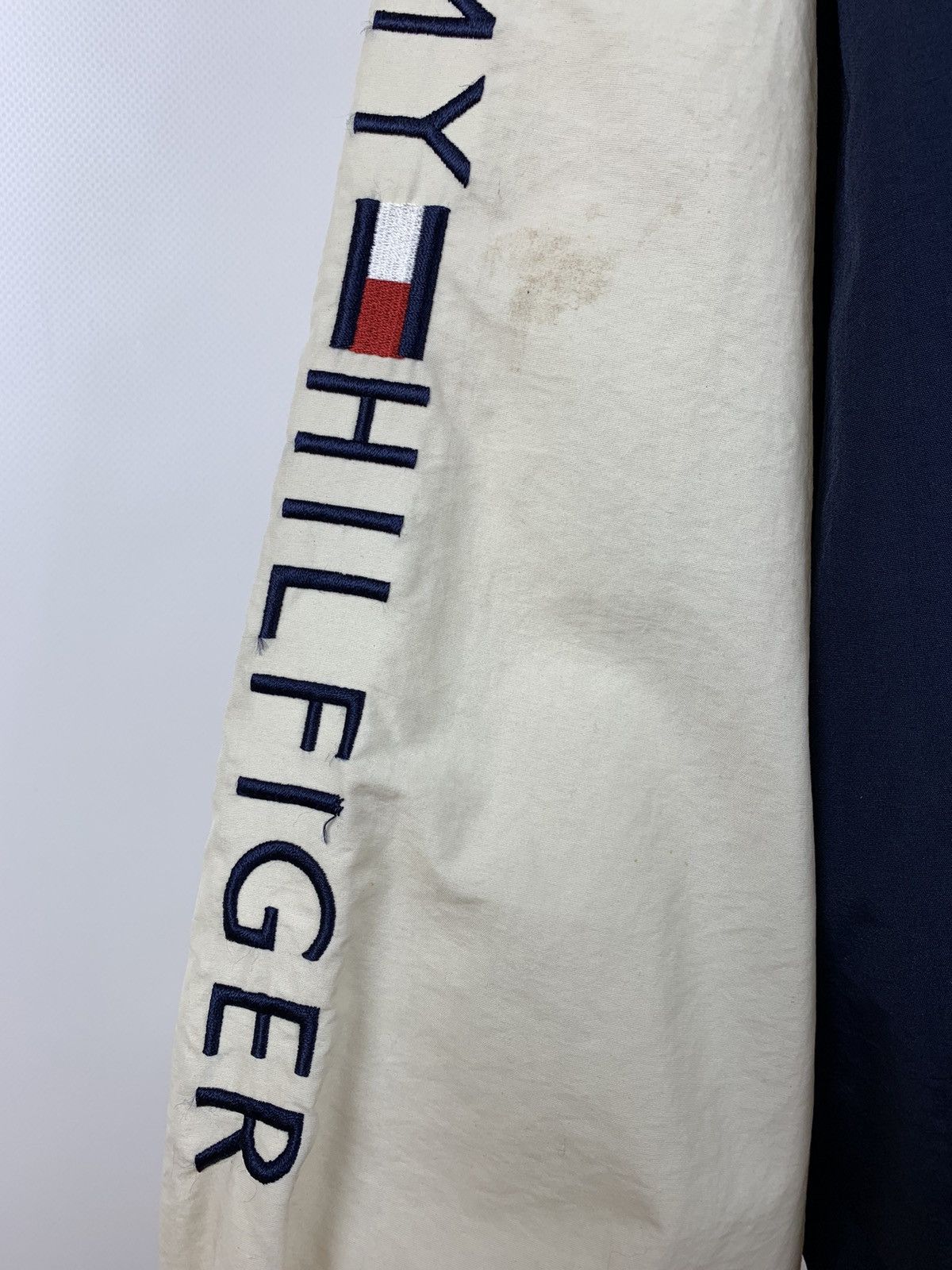 Tommy Hilfiger 90s Vintage Tommy Hilfiger Nylon Hooded Windbreaker Jacket Size US L / EU 52-54 / 3 - 9 Thumbnail