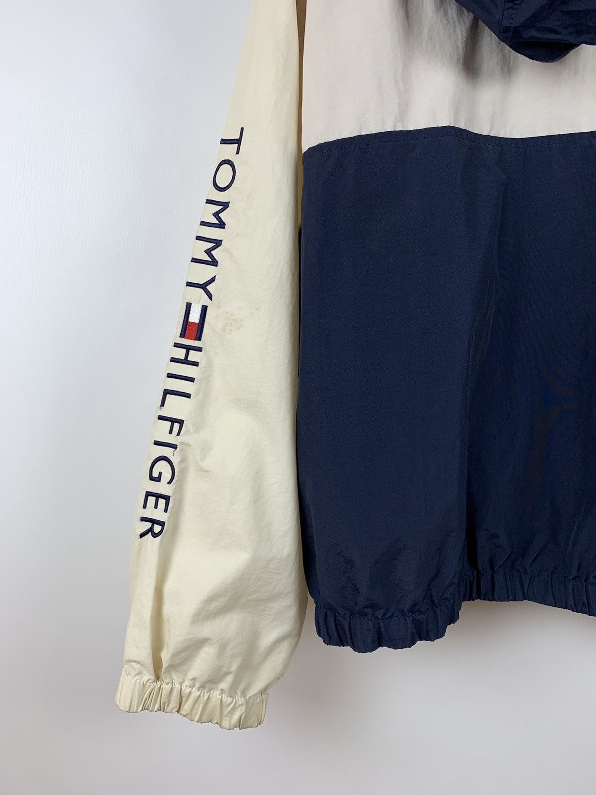 Tommy Hilfiger 90s Vintage Tommy Hilfiger Nylon Hooded Windbreaker Jacket Size US L / EU 52-54 / 3 - 7 Thumbnail