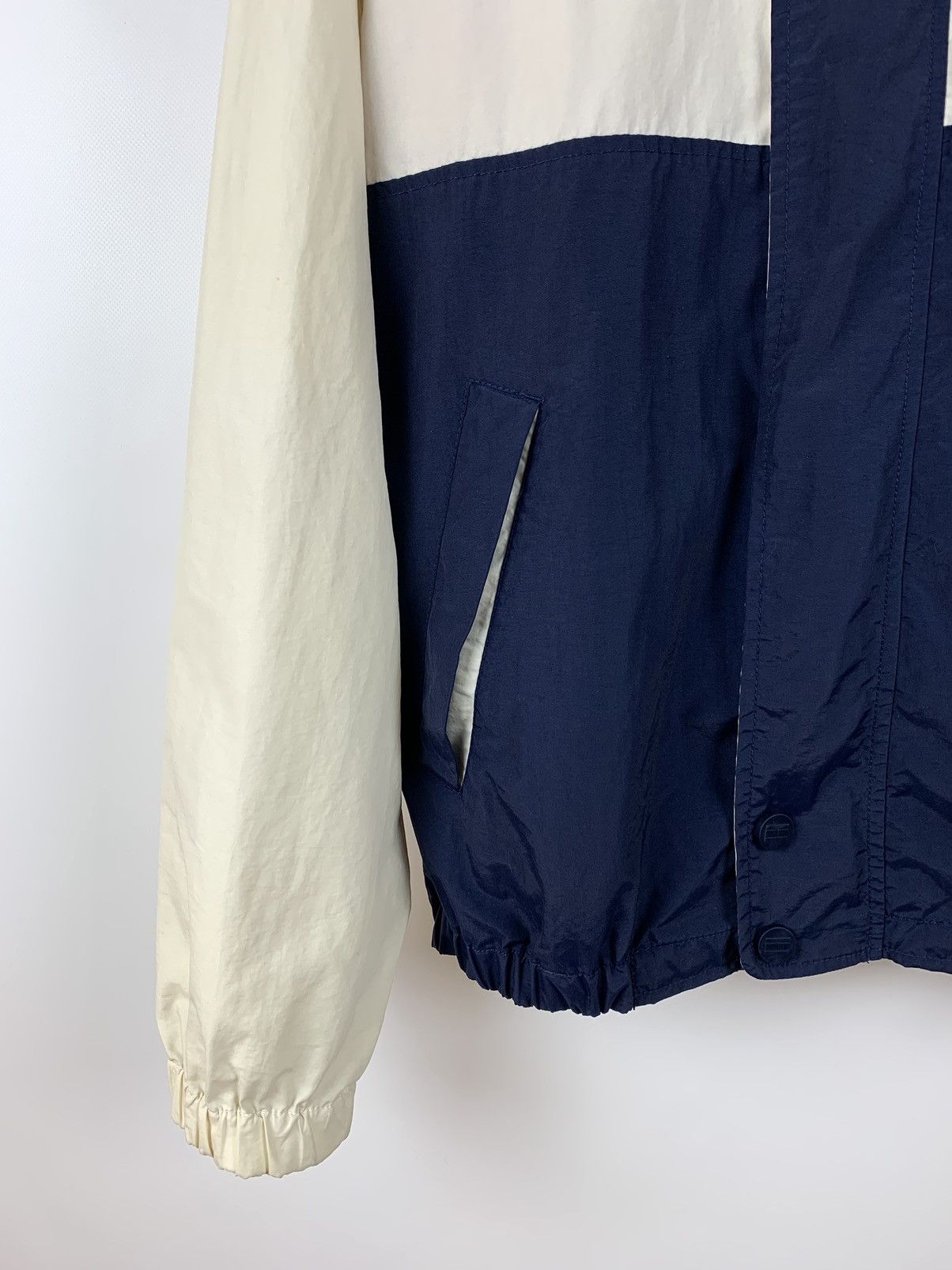 Tommy Hilfiger 90s Vintage Tommy Hilfiger Nylon Hooded Windbreaker Jacket Size US L / EU 52-54 / 3 - 16 Thumbnail