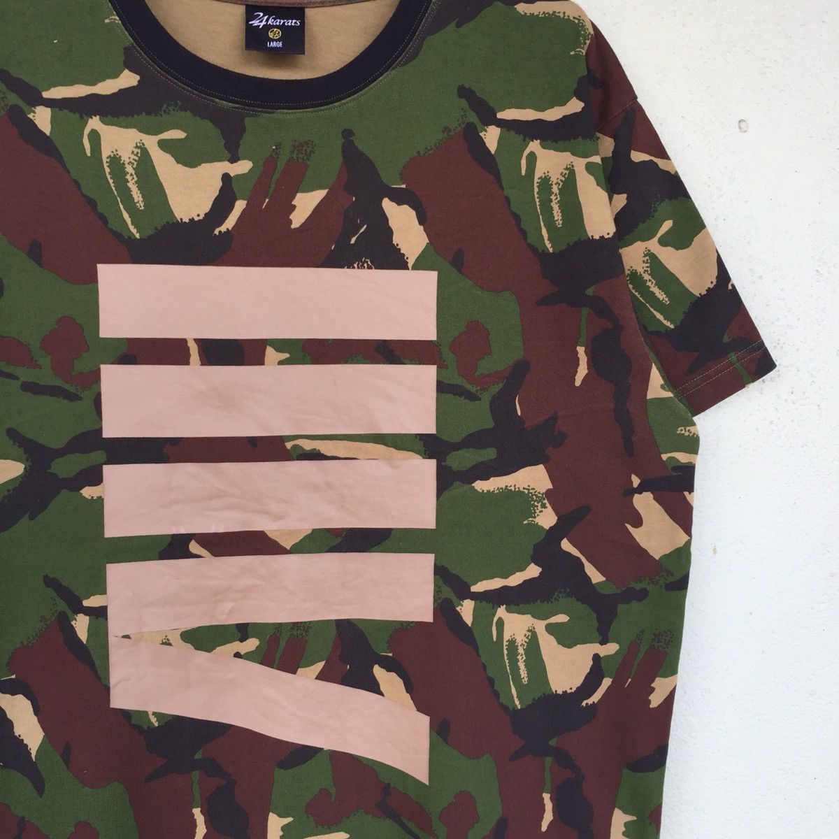 24 KARATS t shirt spell out big logo.. camo design