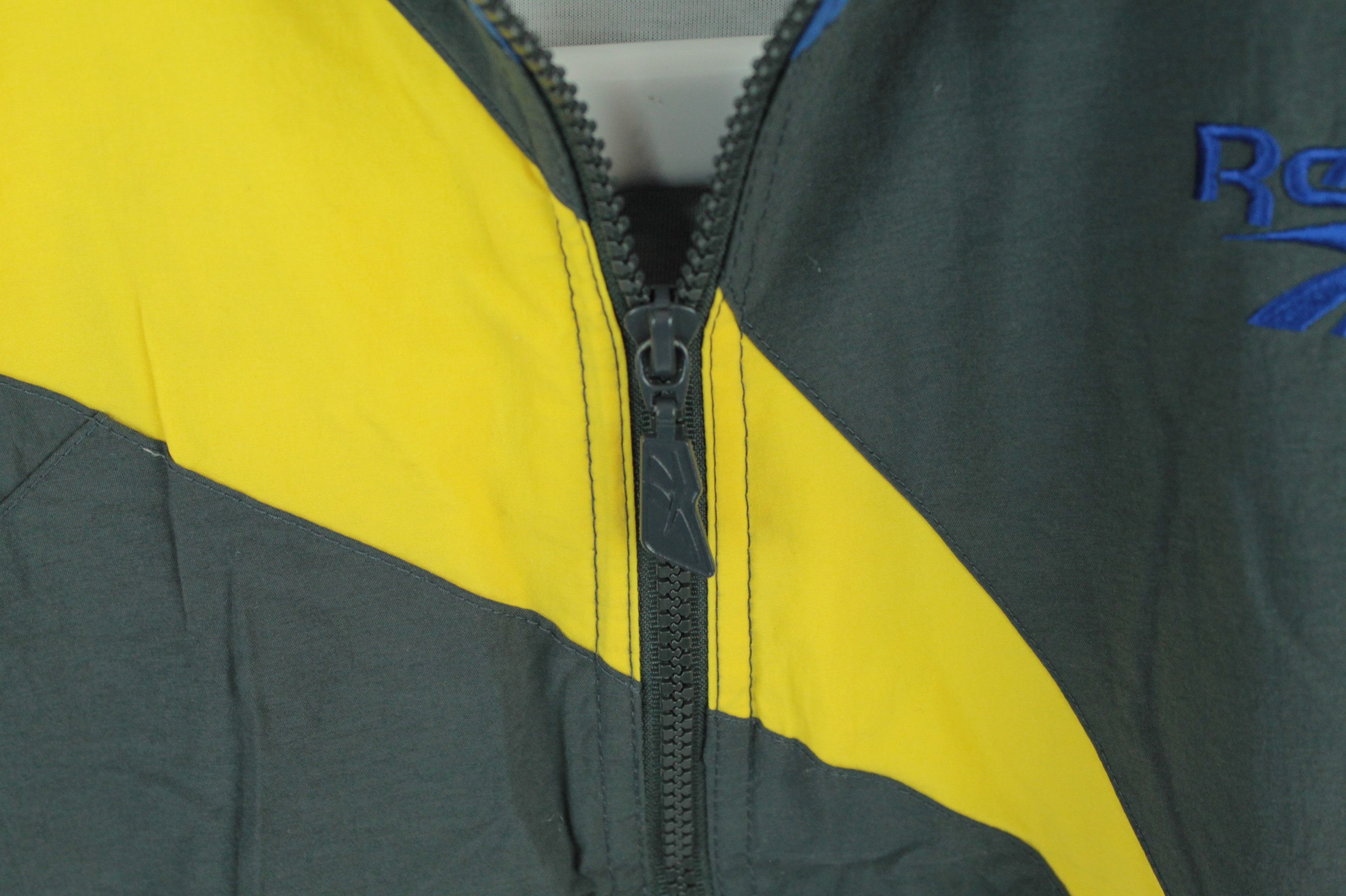 Reebok Vintage Reebok Windbreaker Jacket Size US L / EU 52-54 / 3 - 9 Thumbnail