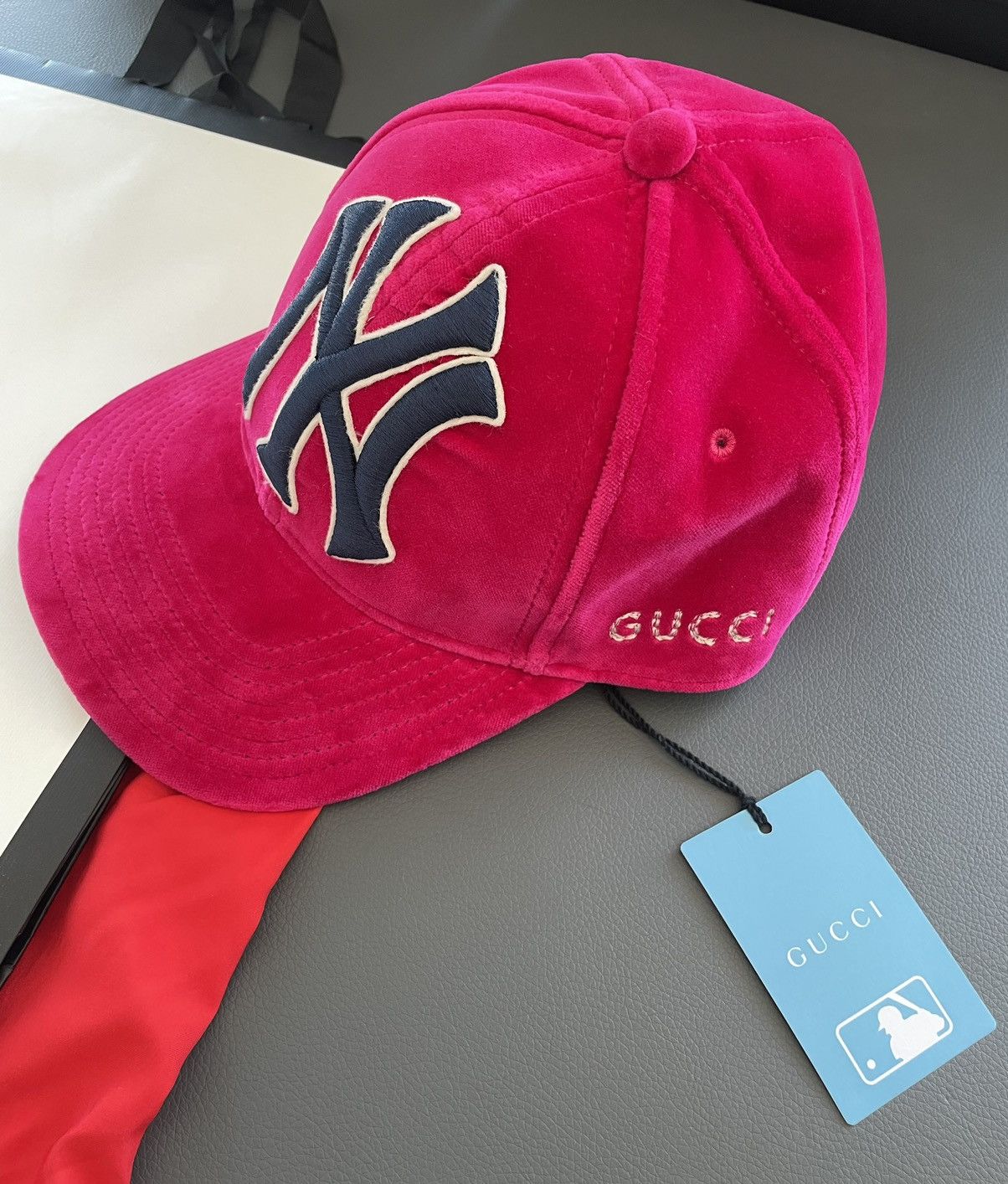 Gucci × New York Yankees Super Rare Brand NEW Runway Velvet Gucci x Yankees Logo Hat Size ONE SIZE - 5 Thumbnail