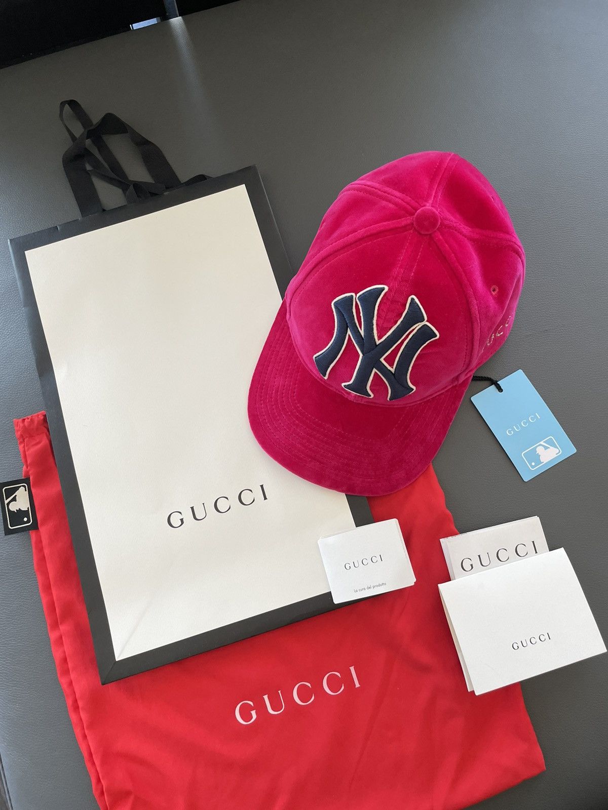Gucci × New York Yankees Super Rare Brand NEW Runway Velvet Gucci x Yankees Logo Hat Size ONE SIZE - 17 Thumbnail