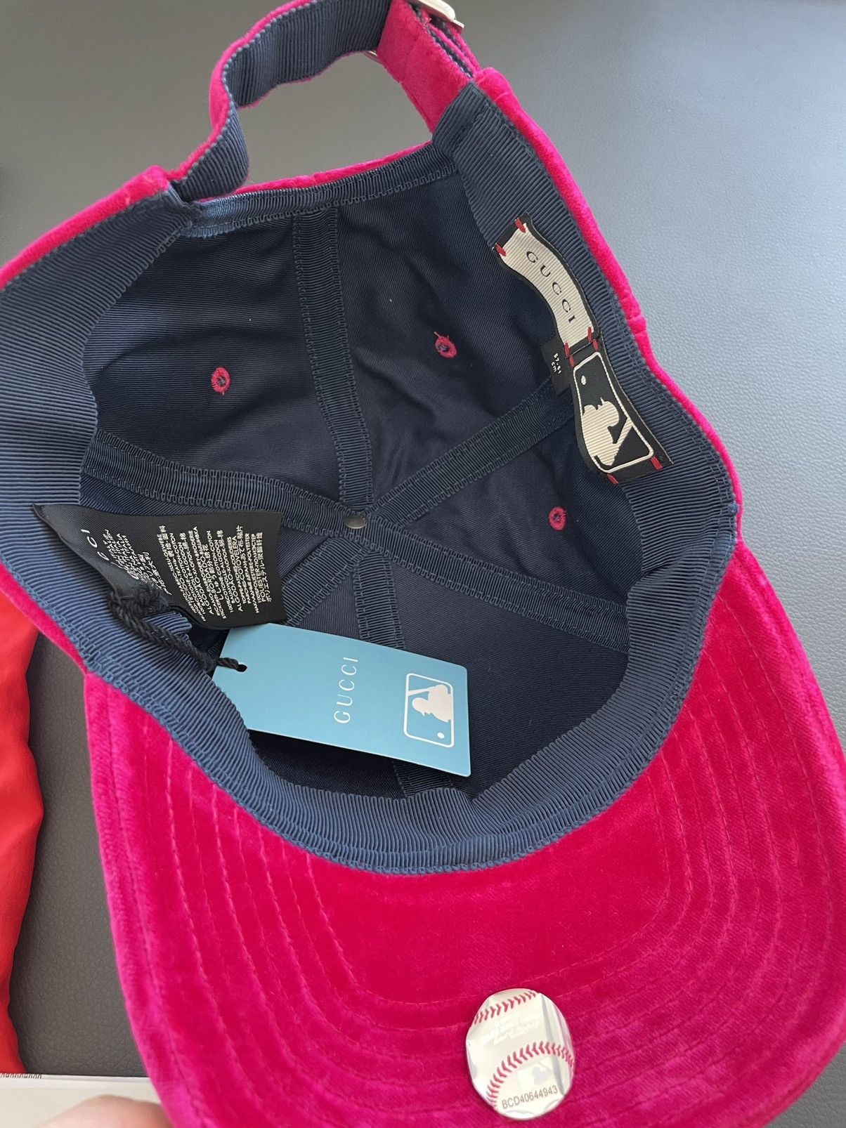 Gucci × New York Yankees Super Rare Brand NEW Runway Velvet Gucci x Yankees Logo Hat Size ONE SIZE - 18 Thumbnail