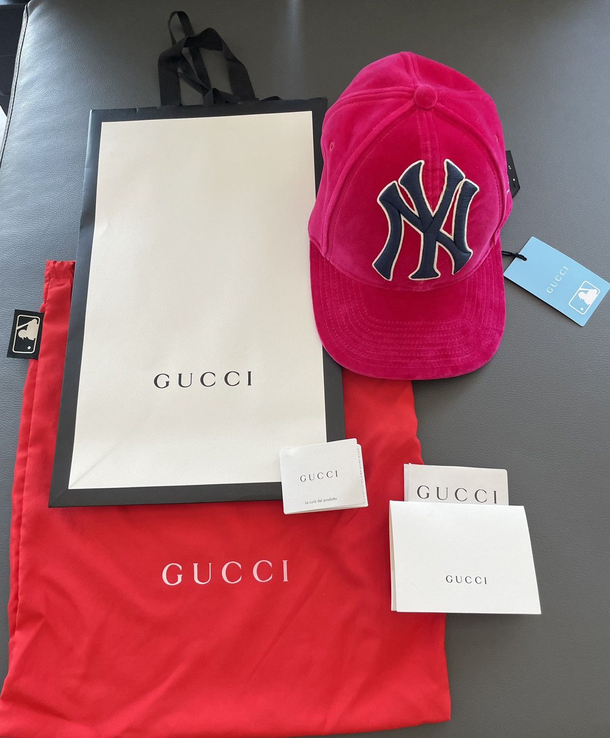 Gucci × New York Yankees Super Rare Brand NEW Runway Velvet Gucci x Yankees Logo Hat Size ONE SIZE - 16 Thumbnail