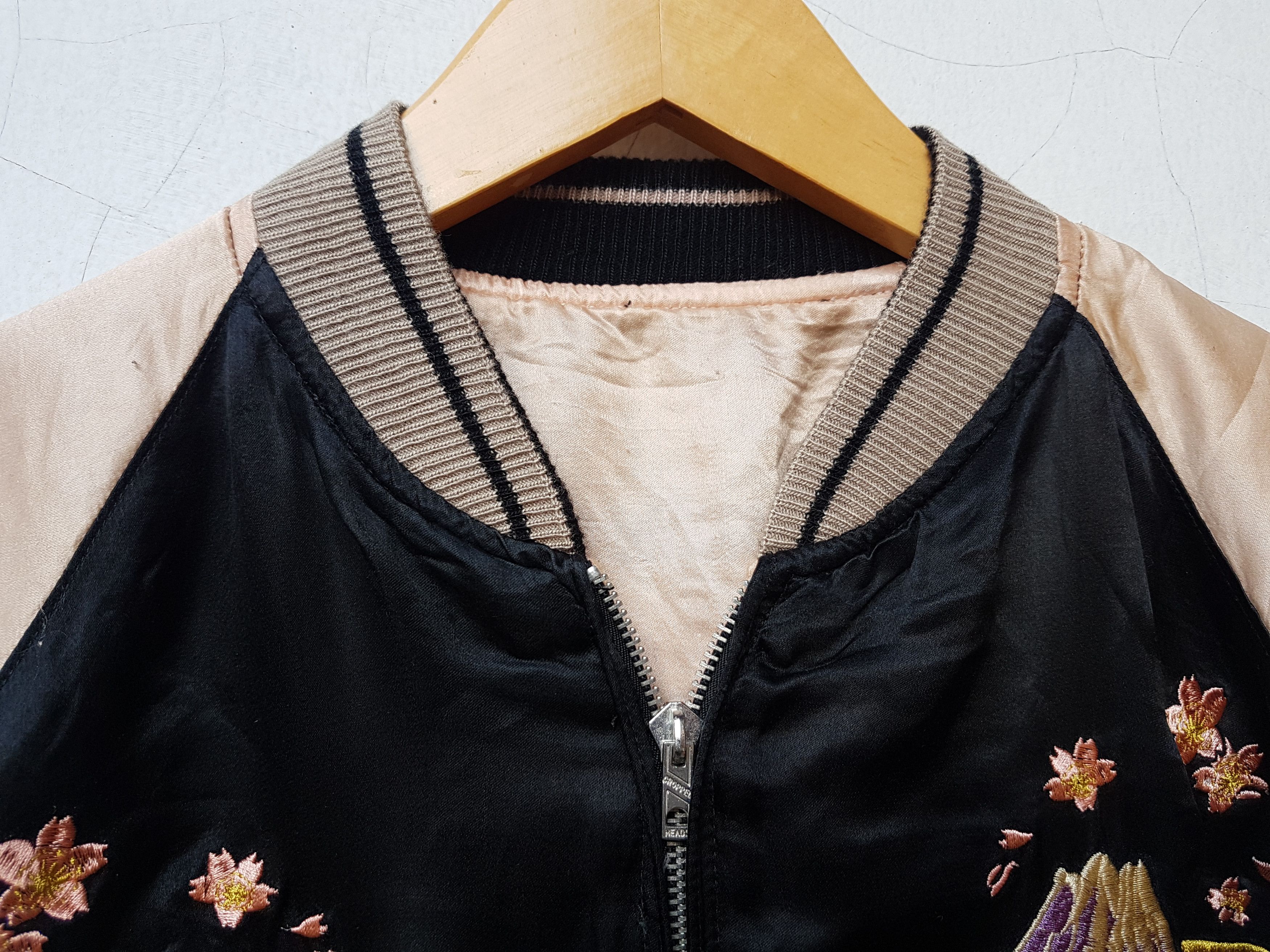 Japanese Brand Fit XS to S, Geisha Skull Silk-Rayon Sukajan Cropped Jacket Size US S / EU 44-46 / 1 - 7 Thumbnail