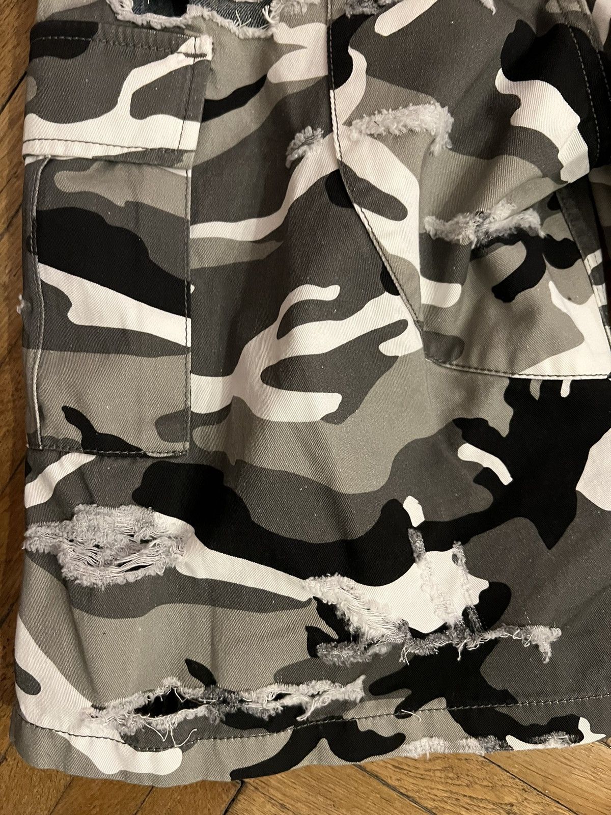 Balenciaga Balenciaga Fall 2021 Trompe-L'Oeil Camo Shorts Size US 34 / EU 50 - 11 Thumbnail