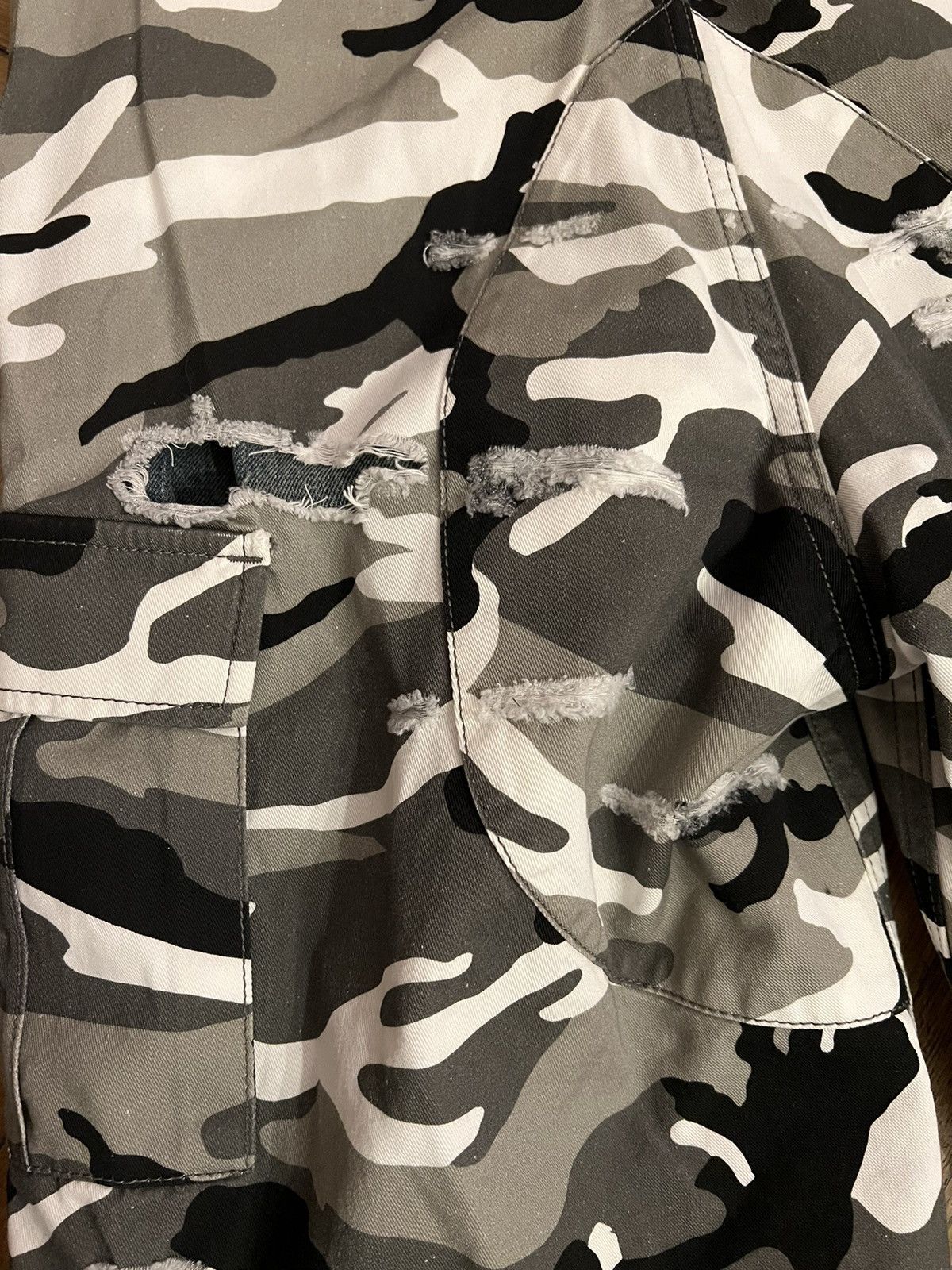 Balenciaga Balenciaga Fall 2021 Trompe-L'Oeil Camo Shorts Size US 34 / EU 50 - 9 Thumbnail