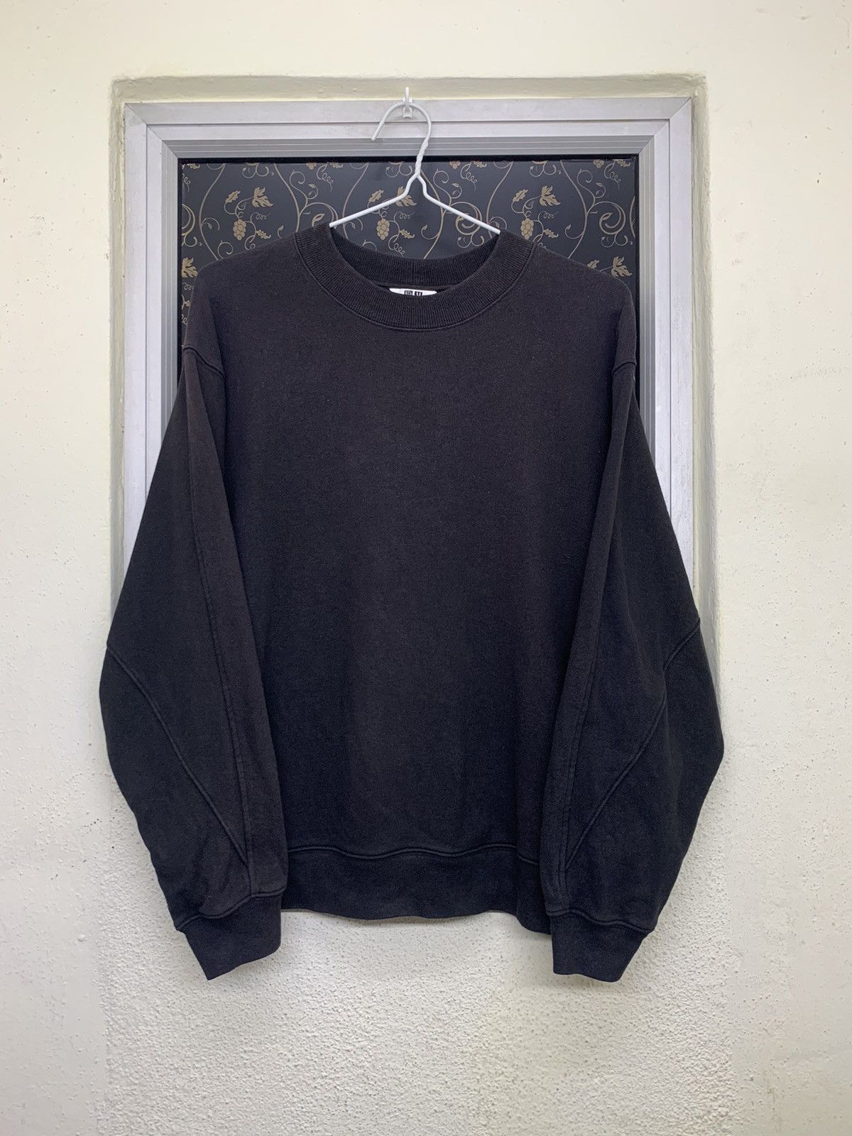 Uniqlo Uniqlo Sweatshirt Black Faded Size US XL / EU 56 / 4 - 1 Thumbnail