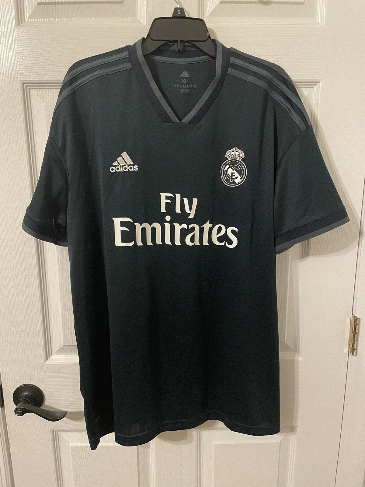 Real Madrid 18/19 sold Away Kit