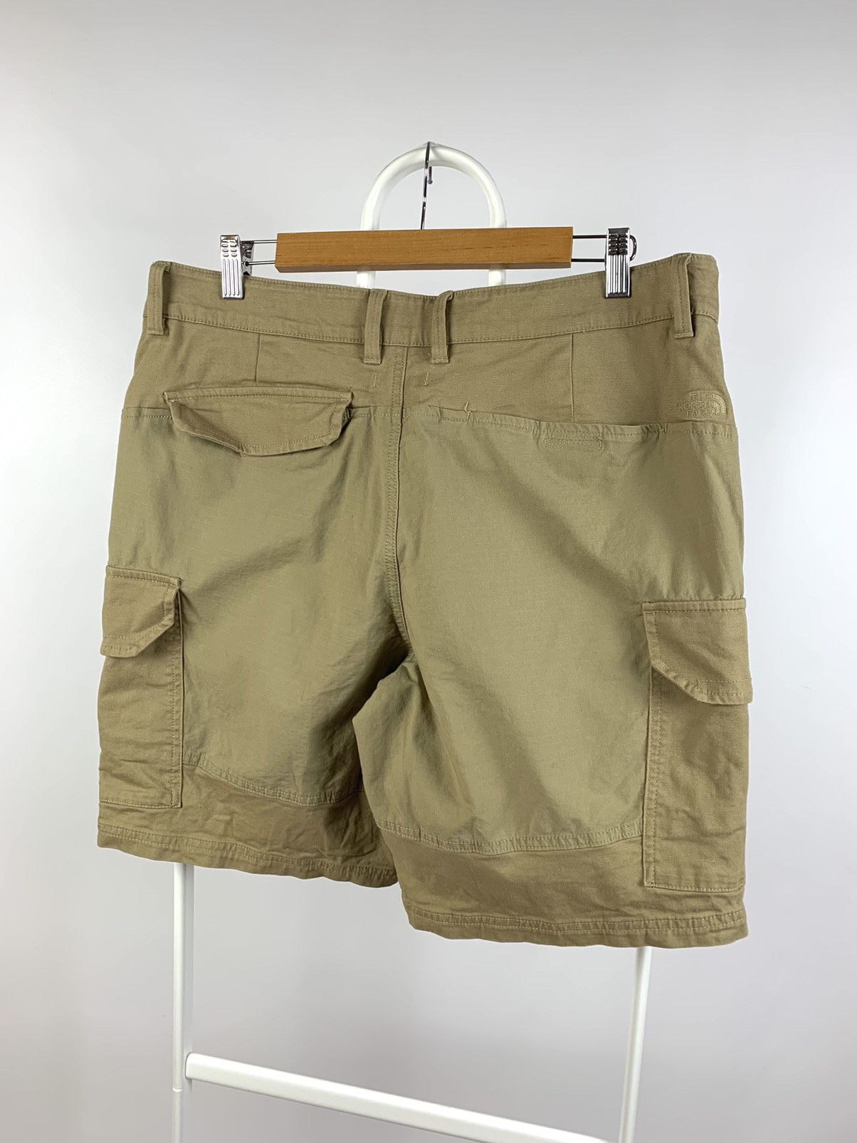 The North Face The North Face Cargo Multi Pocket Beige Utility Shorts Size US 34 / EU 50 - 1 Thumbnail
