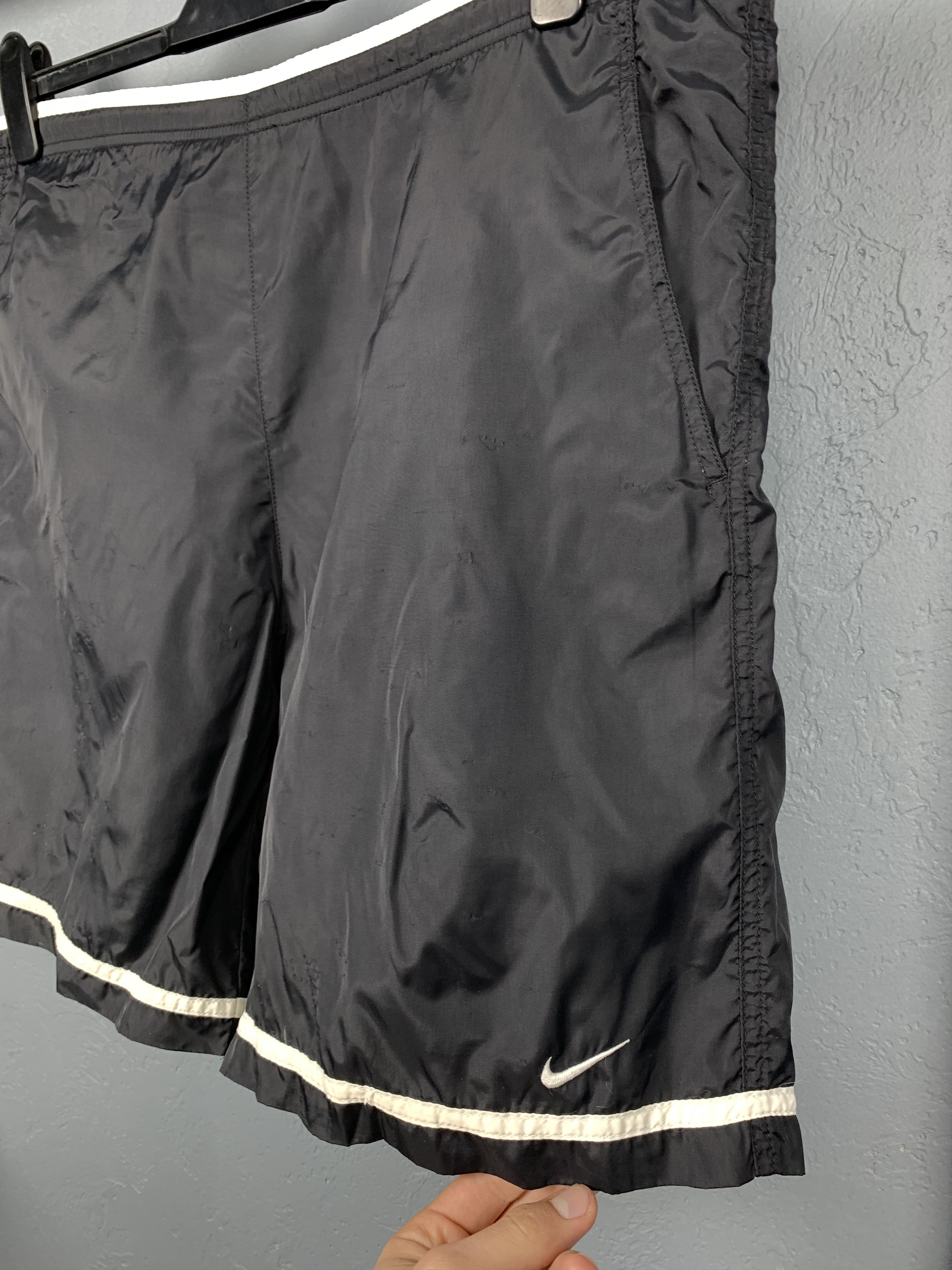 Nike Vintage Nike Mens Nylon Shorts Y2K Size US 32 / EU 48 - 2 Thumbnail