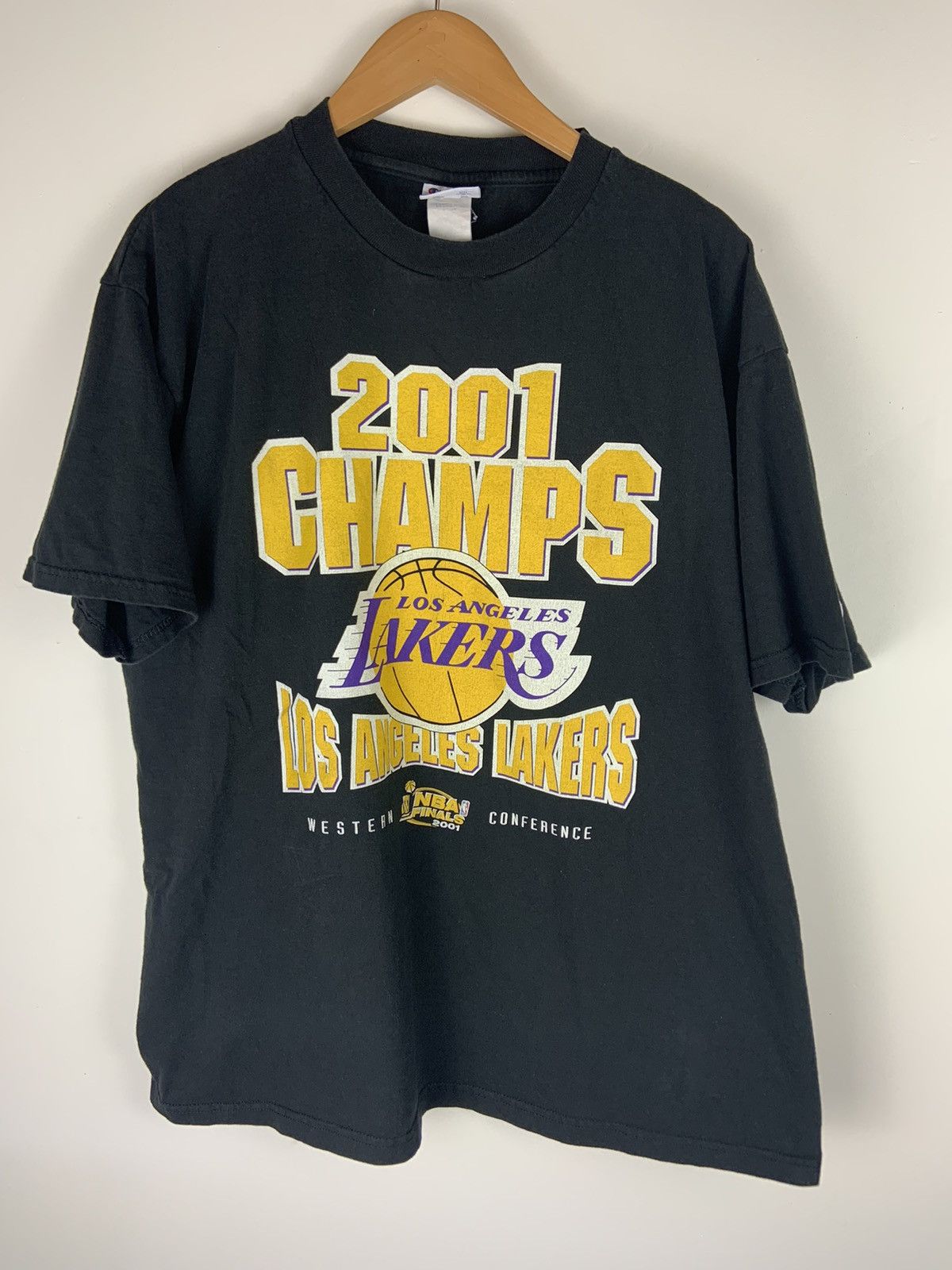 NBA 2001 Lakers Champion tee Size US XL / EU 56 / 4 - 1 Thumbnail