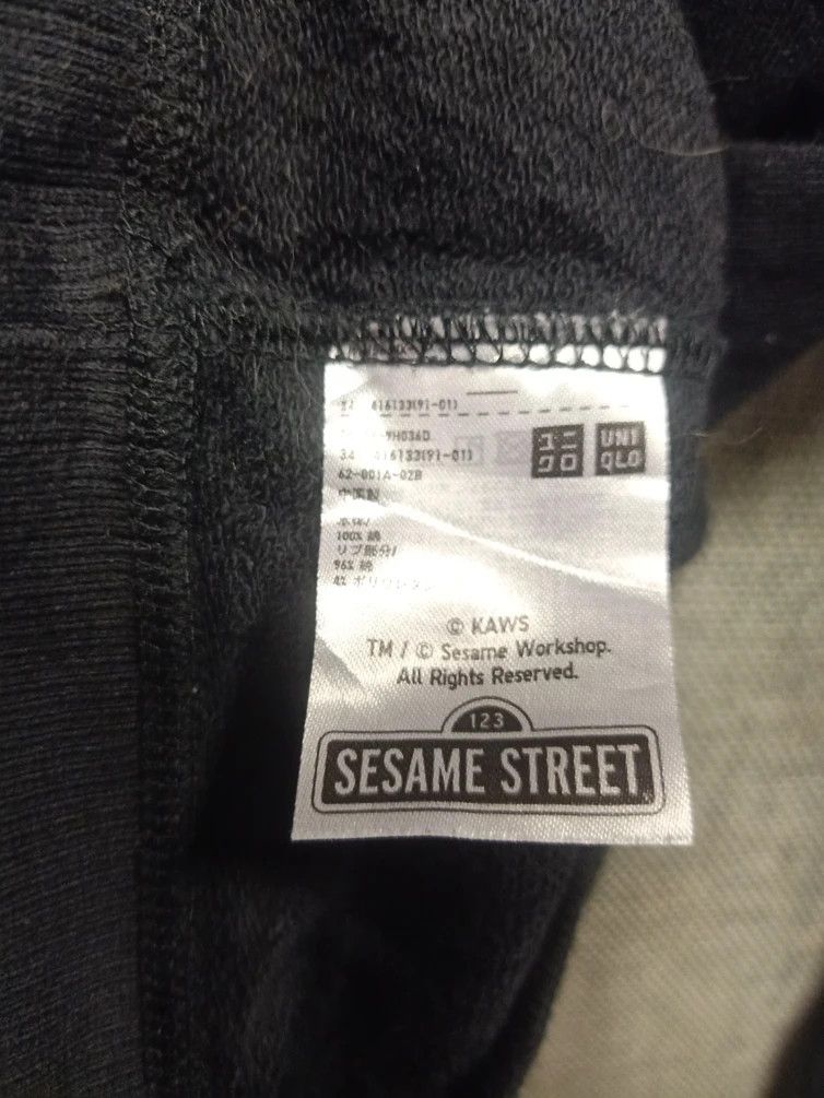 Kaws × Uniqlo sweatshirt kaws sesame street very rare Size US L / EU 52-54 / 3 - 3 Thumbnail