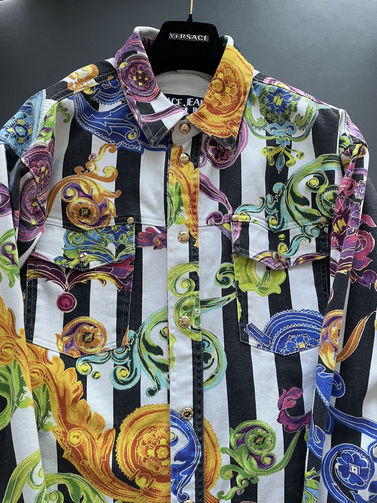 Versace × Versace Jeans Couture × Versus Versace Rare Brand NEW Runway Iconic Versace Print Denim Jacket Size US XL / EU 56 / 4 - 3 Thumbnail