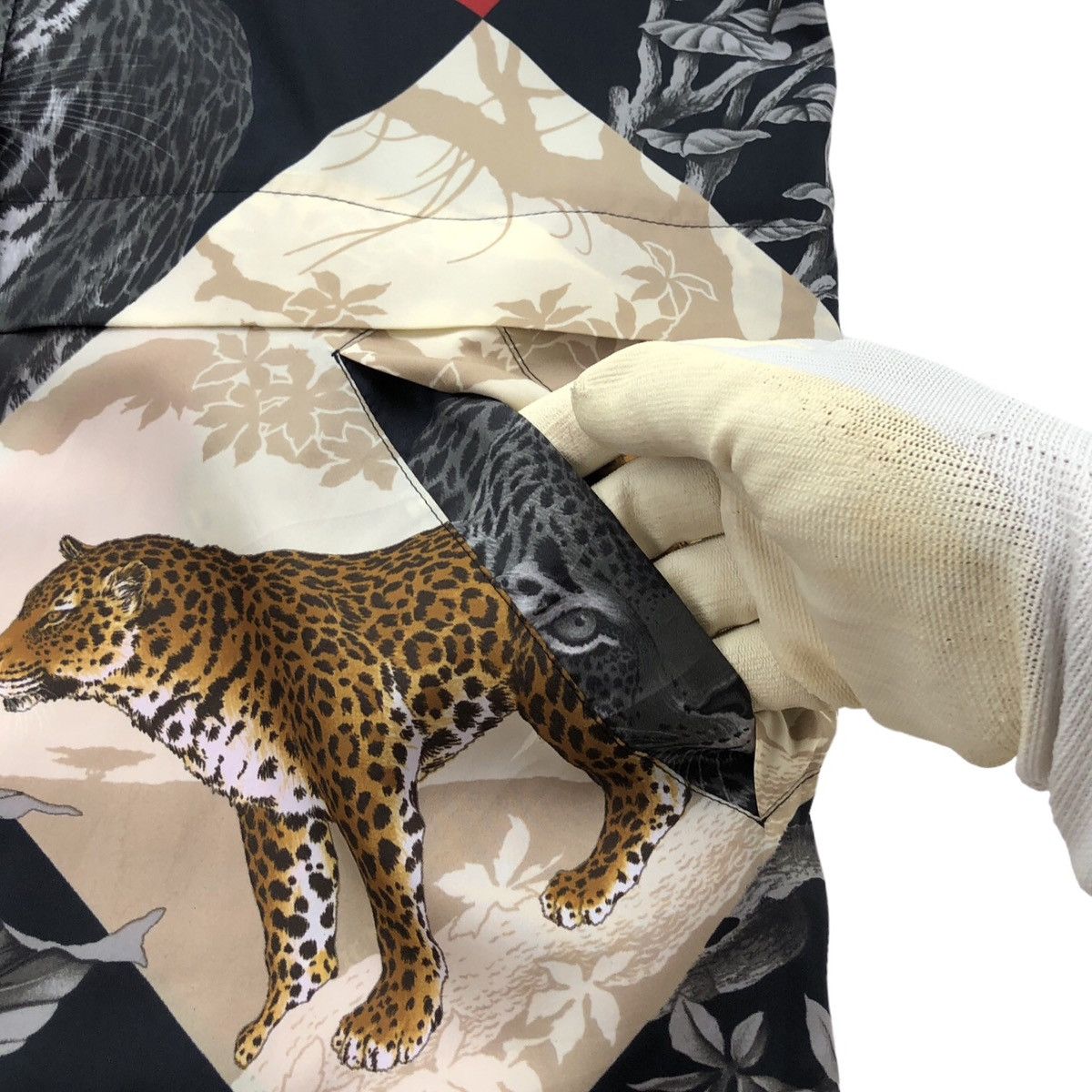 Salvatore Ferragamo Salvatore Ferragamo Animal In Floral Printed Buttoned Shirt Size US S / EU 44-46 / 1 - 17 Thumbnail