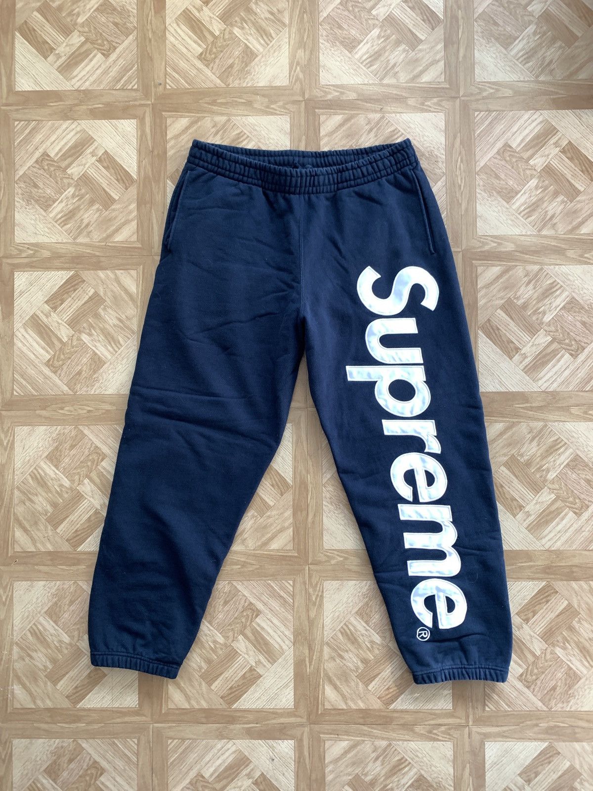 SUPREME ネイビー ロゴ入り ボトムパンツ Supreme Satin Applique Sweatpant ネイビー 【公式通販】