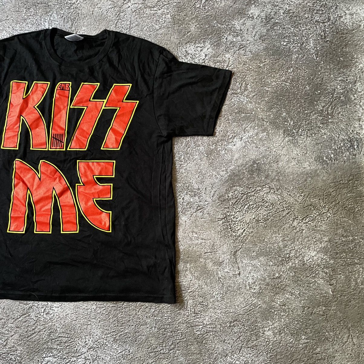 Vintage Vintage Y2K Graphic Tee Kiss Me Funny Band Logo Black Drip M Size US M / EU 48-50 / 2 - 3 Thumbnail