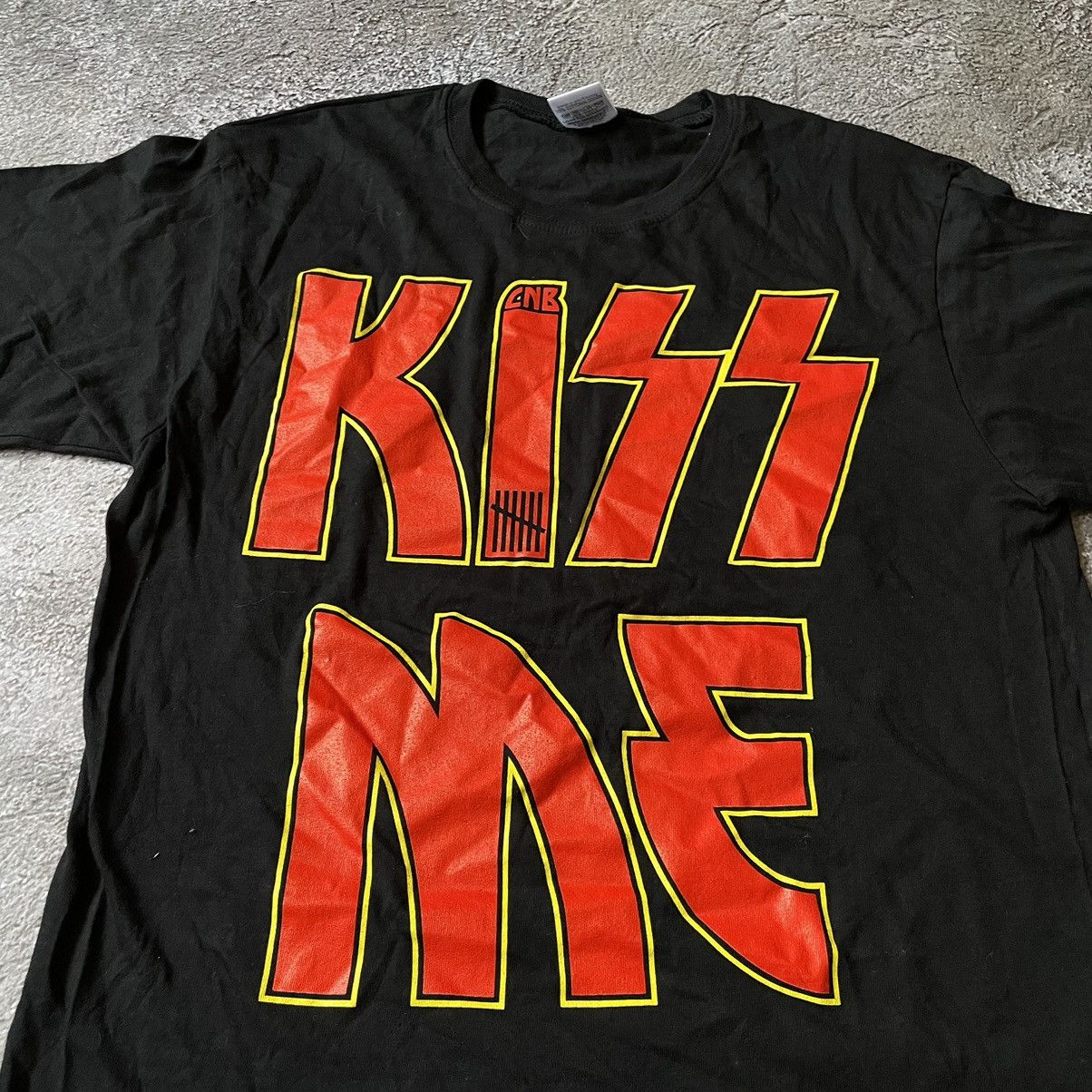 Vintage Vintage Y2K Graphic Tee Kiss Me Funny Band Logo Black Drip M Size US M / EU 48-50 / 2 - 5 Thumbnail