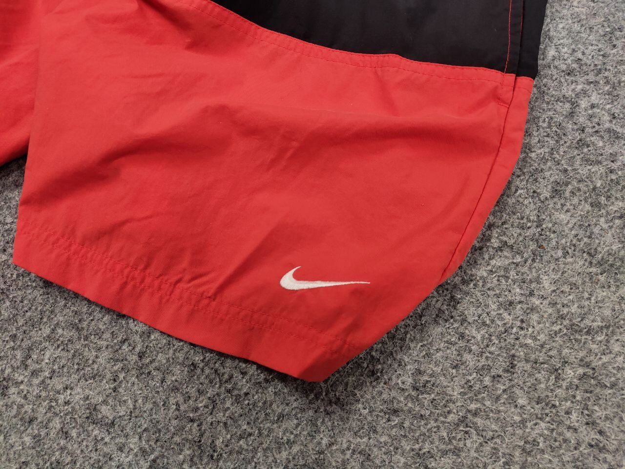 Nike Vintage 90's Nike Big Swoosh Logo Nylon Red Light Shorts Size US 34 / EU 50 - 4 Thumbnail