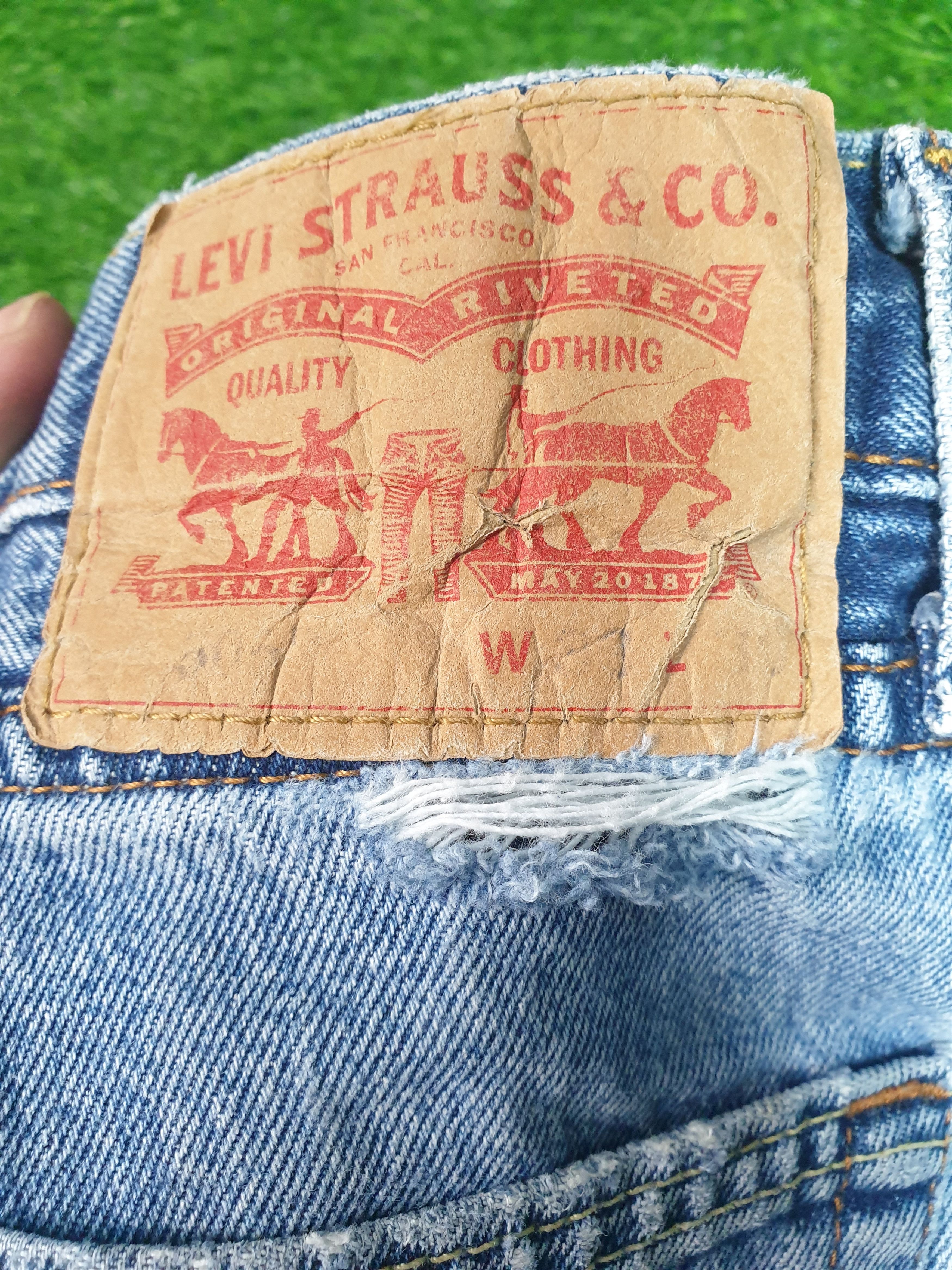 Levi's LEVIS Light Wash Distressed Size 33X28.5 Jeans L0163 Size US 33 - 14 Thumbnail