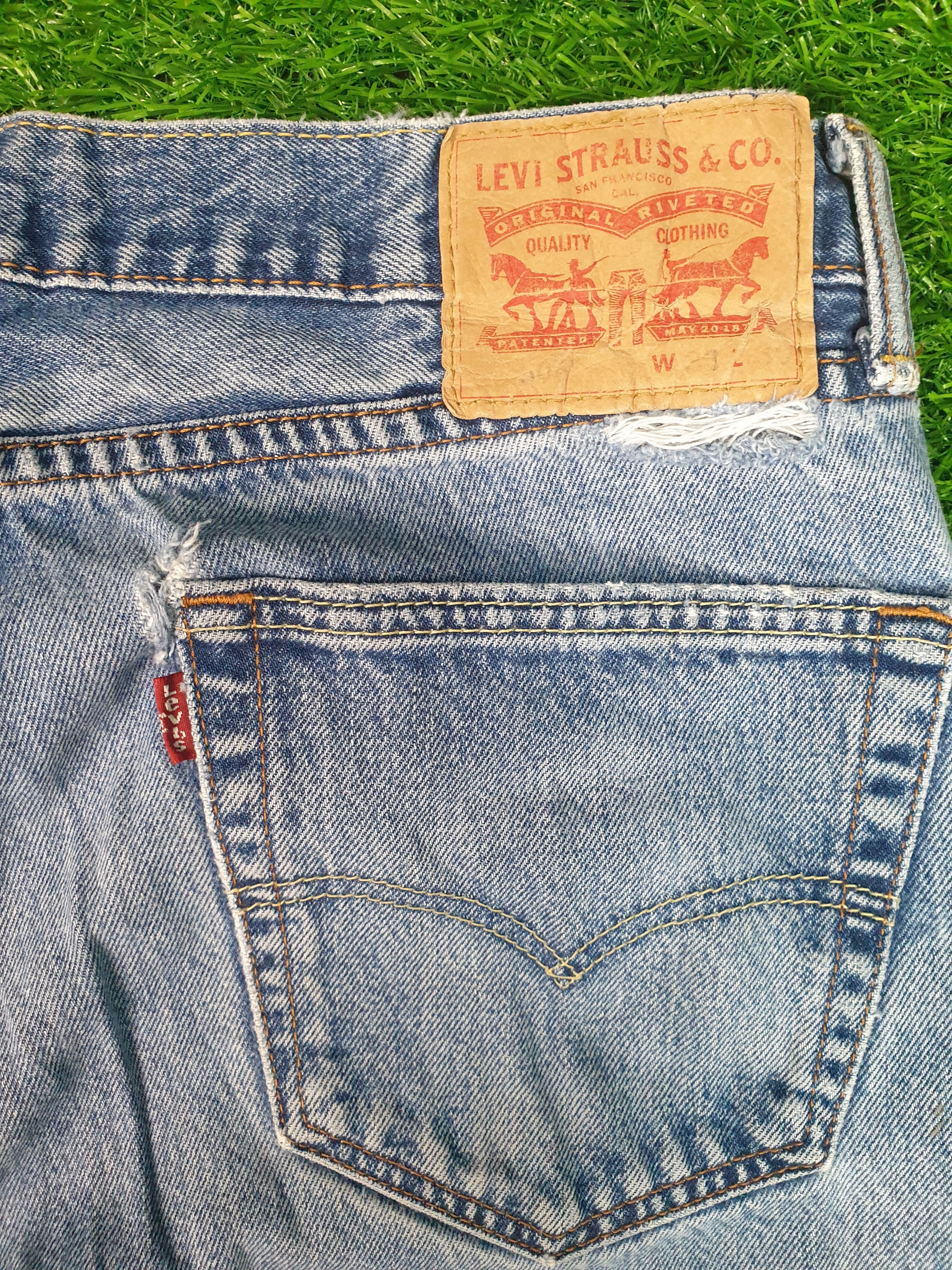 Levi's LEVIS Light Wash Distressed Size 33X28.5 Jeans L0163 Size US 33 - 12 Thumbnail