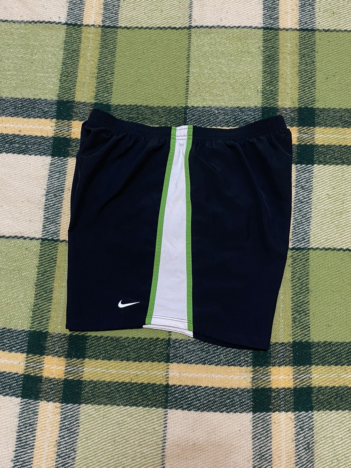 Nike Vintage Nike shorts streetwear swoosh casual y2k size L Size US 34 / EU 50 - 1 Thumbnail