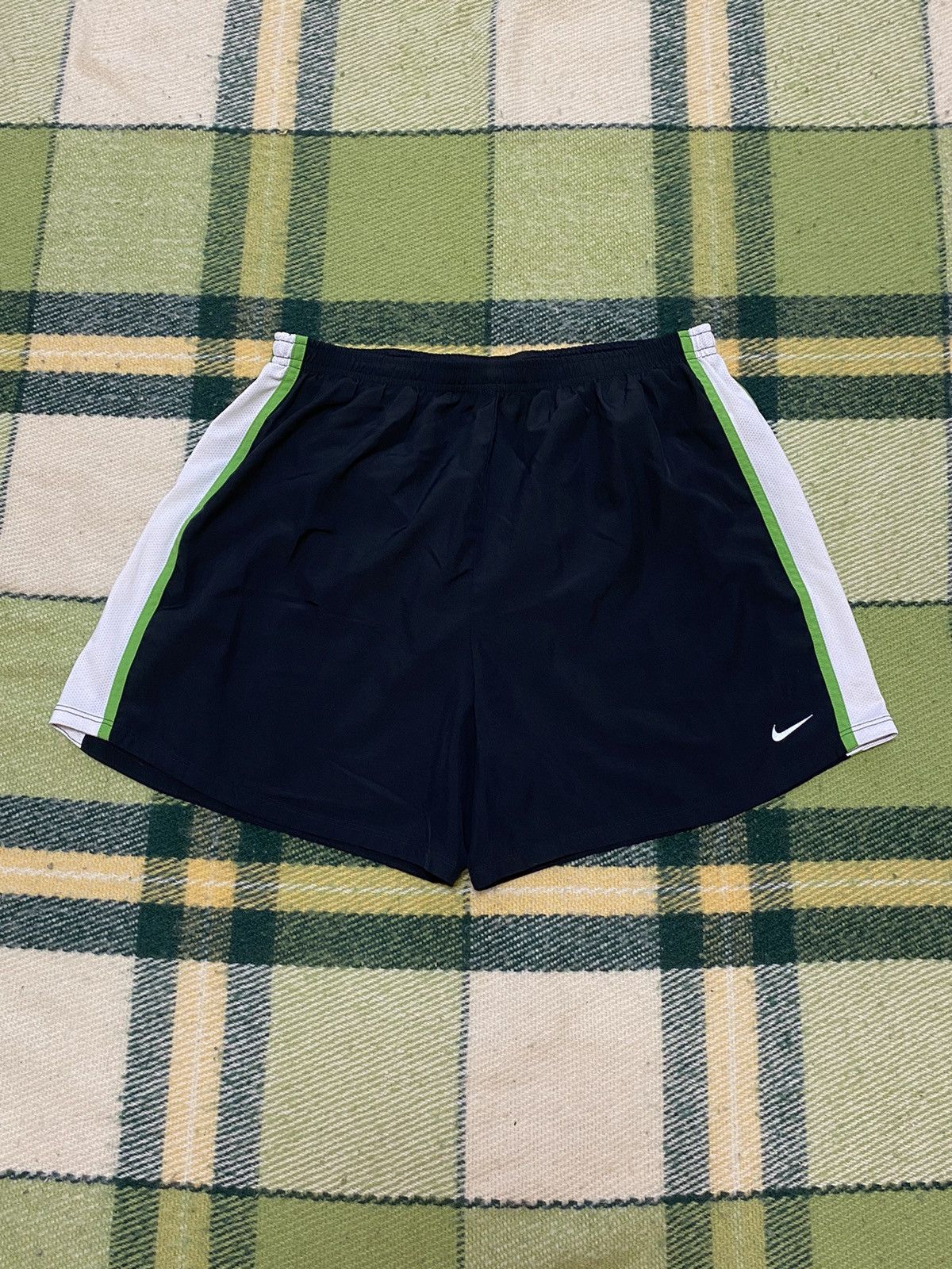 Nike Vintage Nike shorts streetwear swoosh casual y2k size L Size US 34 / EU 50 - 2 Thumbnail