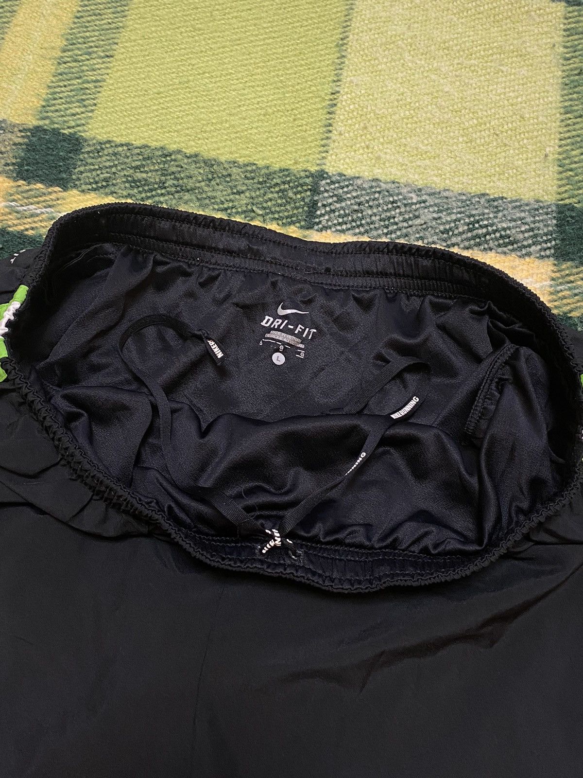 Nike Vintage Nike shorts streetwear swoosh casual y2k size L Size US 34 / EU 50 - 4 Thumbnail