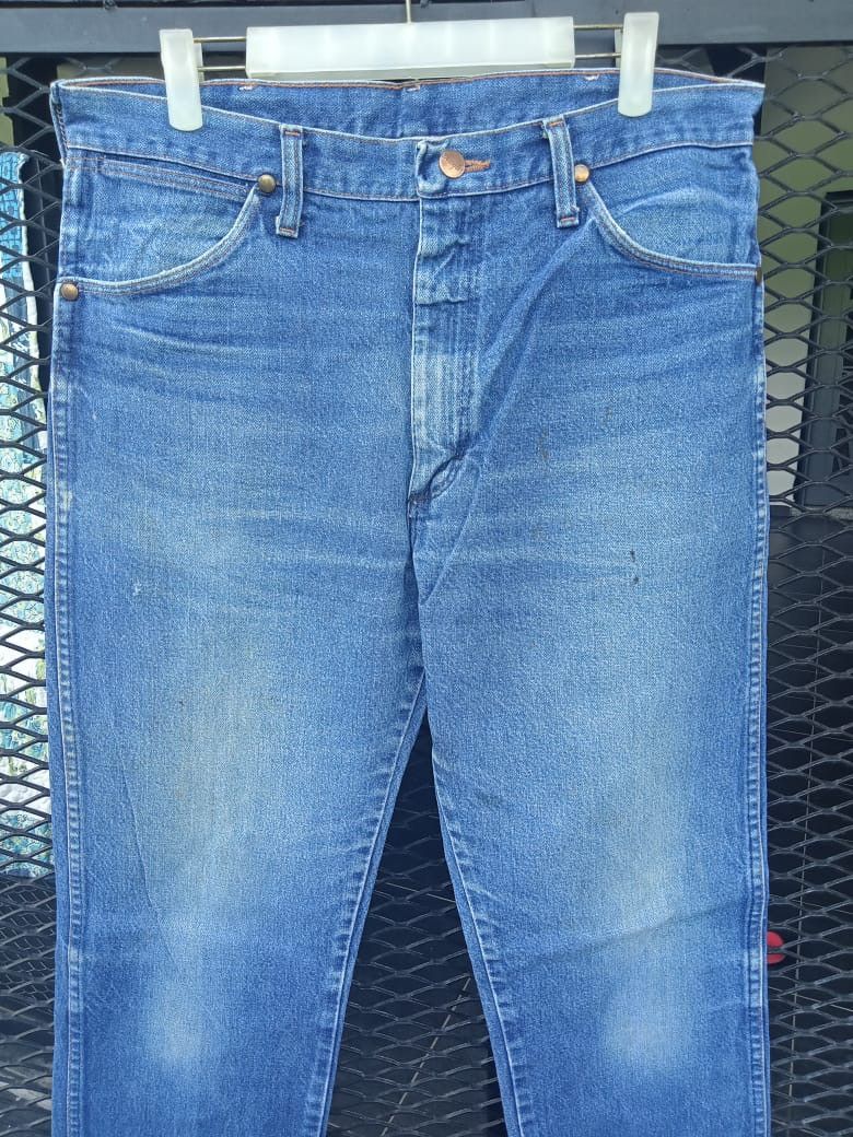 Wrangler Vintage Wrangler Regular Distressed Medium Wash Denim Jeans Size US 33 - 2 Thumbnail