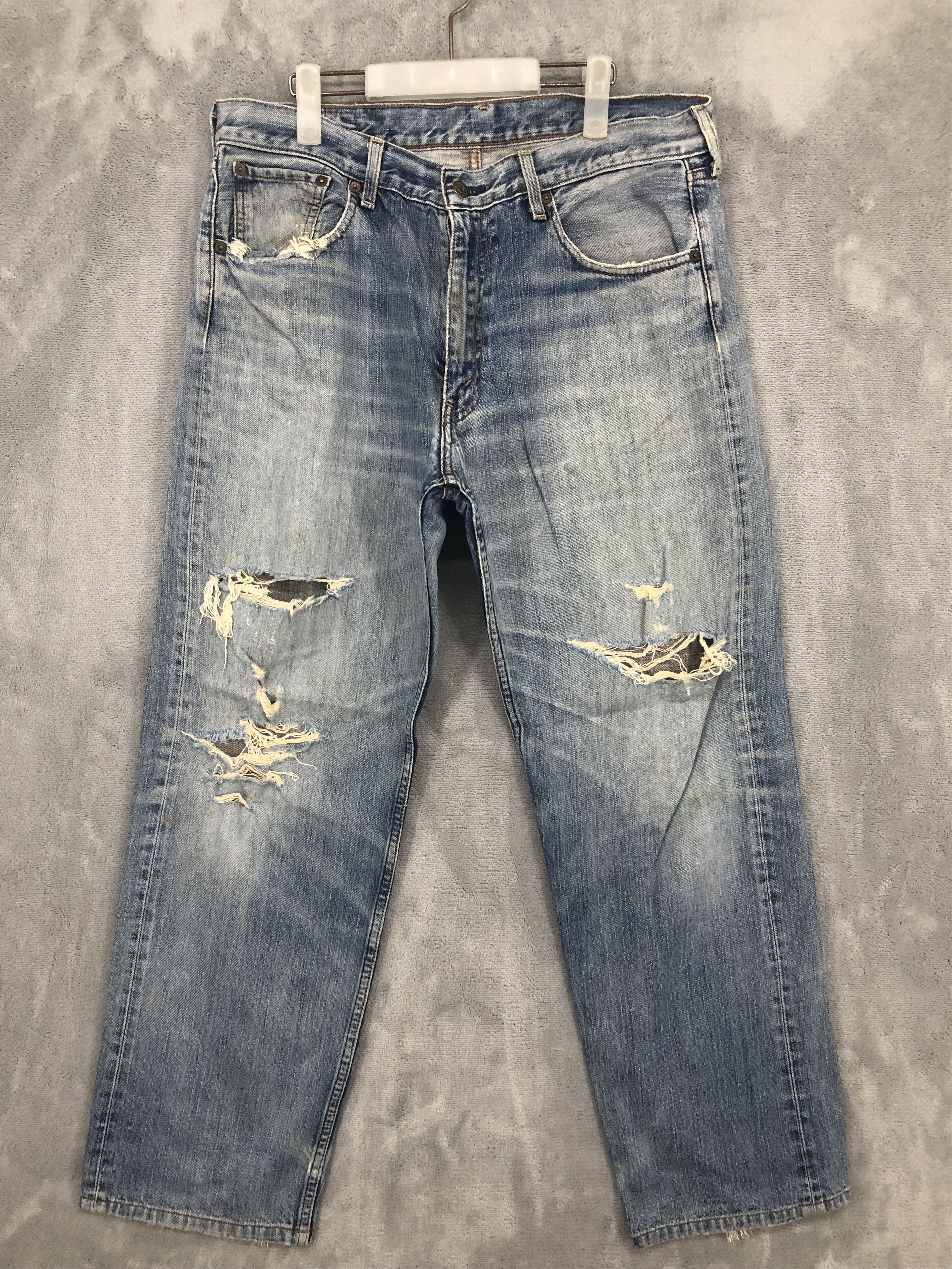 image of Vintage Levis Ripped Distressed Denim Jean in Blue, Men's (Size 35)