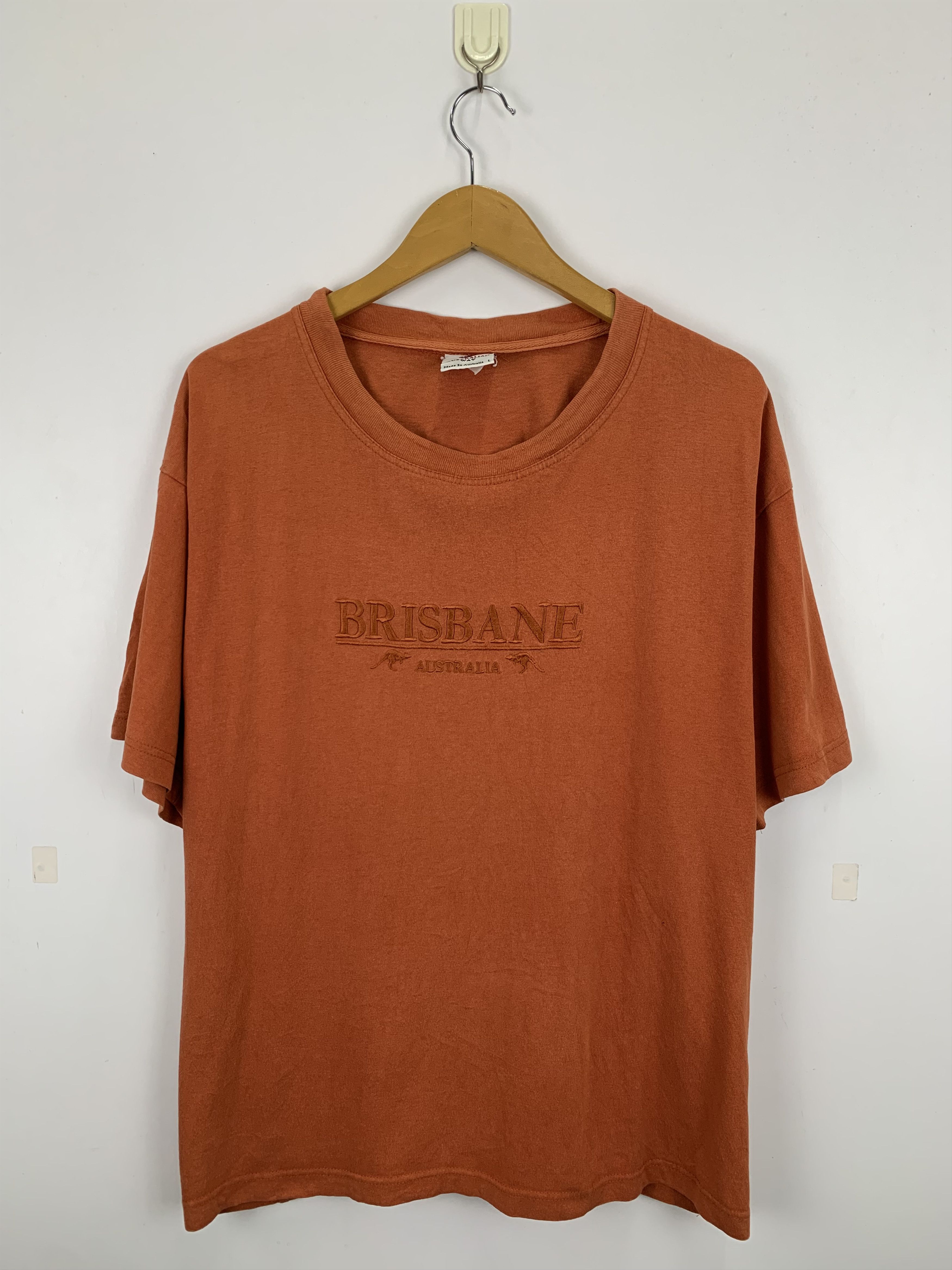 Vintage Vintage 90s Brisbane Australia Emnroidery Logo Tee TA0276 Size US L / EU 52-54 / 3 - 1 Thumbnail
