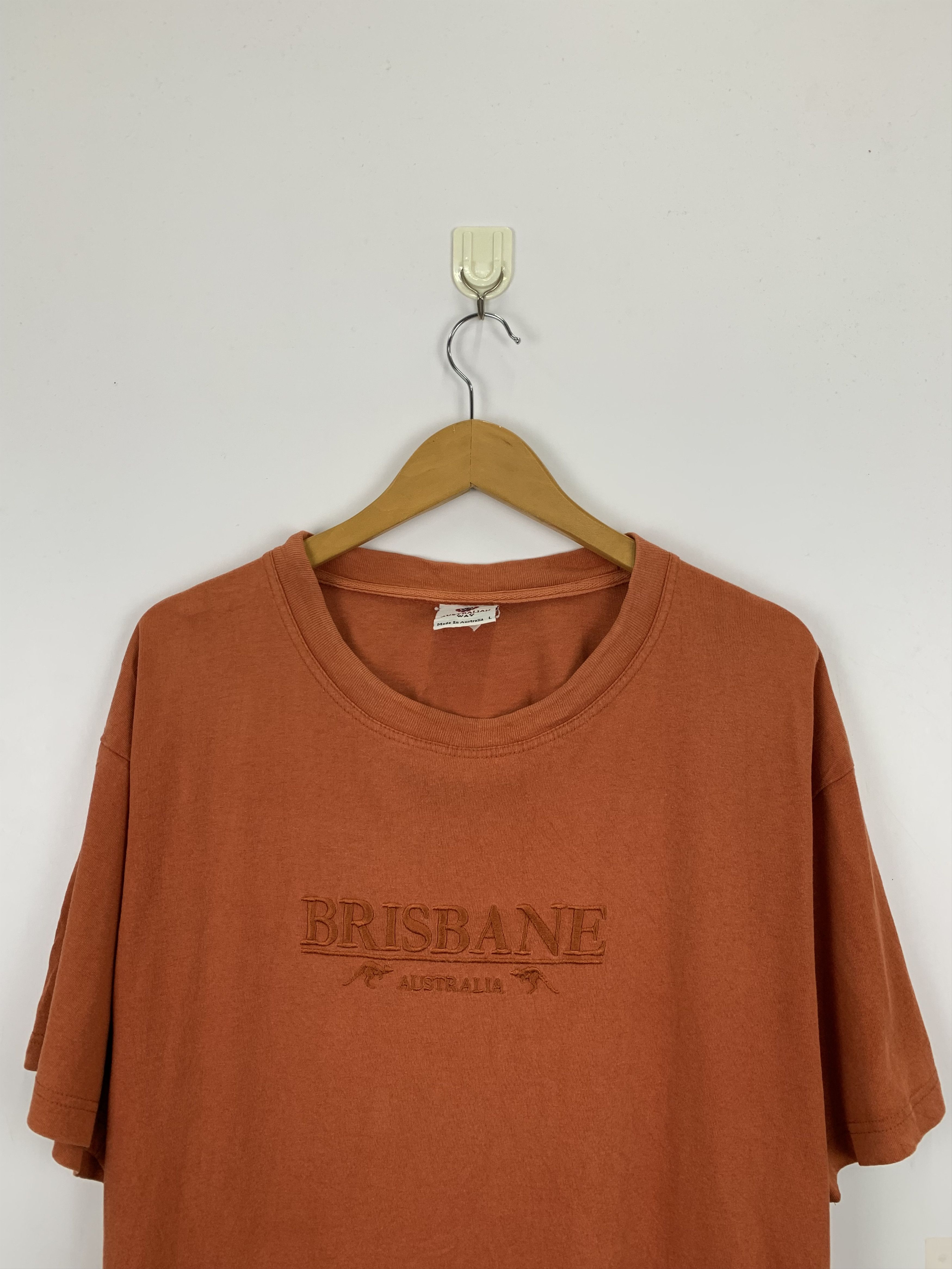 Vintage Vintage 90s Brisbane Australia Emnroidery Logo Tee TA0276 Size US L / EU 52-54 / 3 - 2 Thumbnail