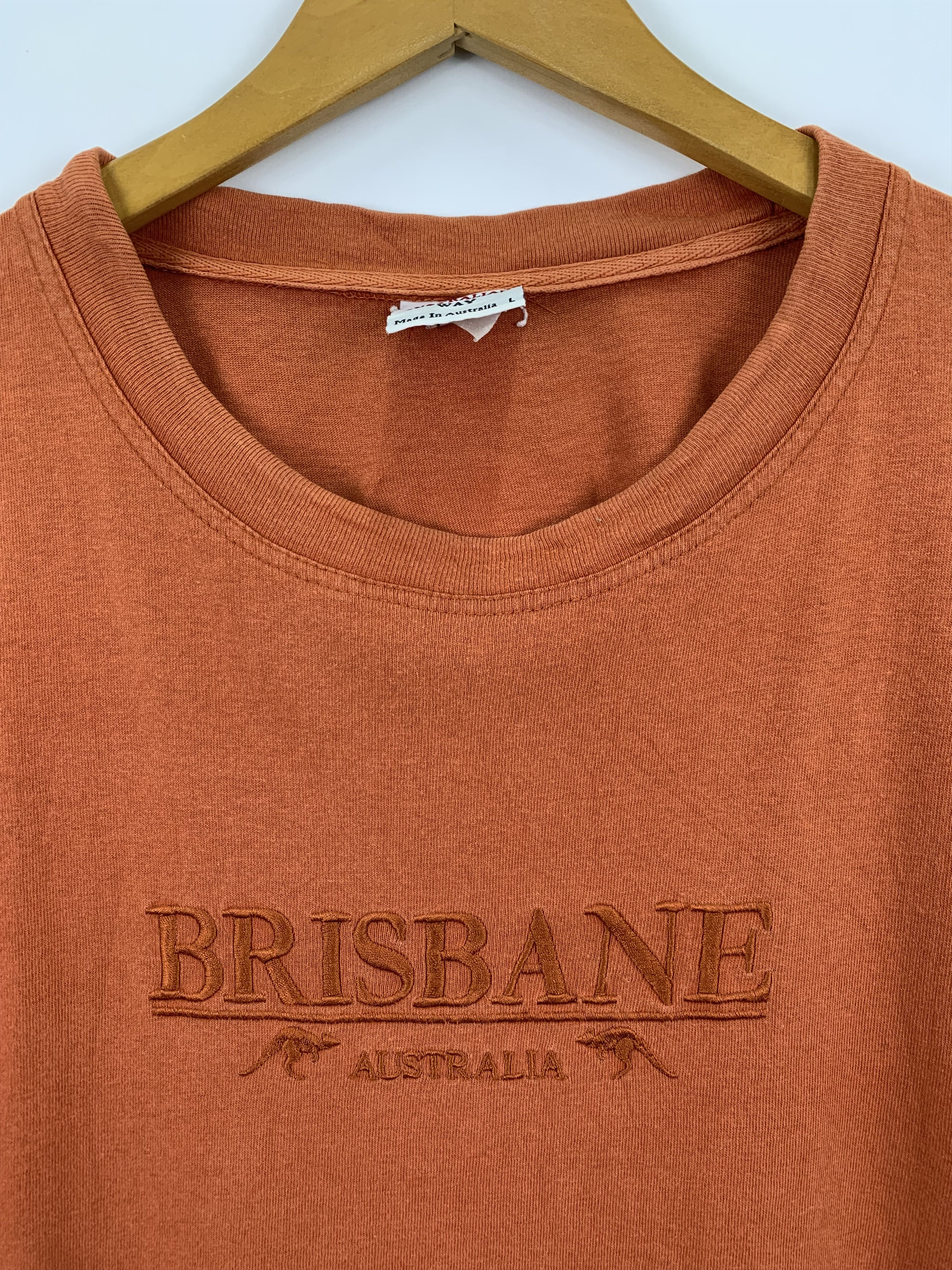 Vintage Vintage 90s Brisbane Australia Emnroidery Logo Tee TA0276 Size US L / EU 52-54 / 3 - 6 Thumbnail