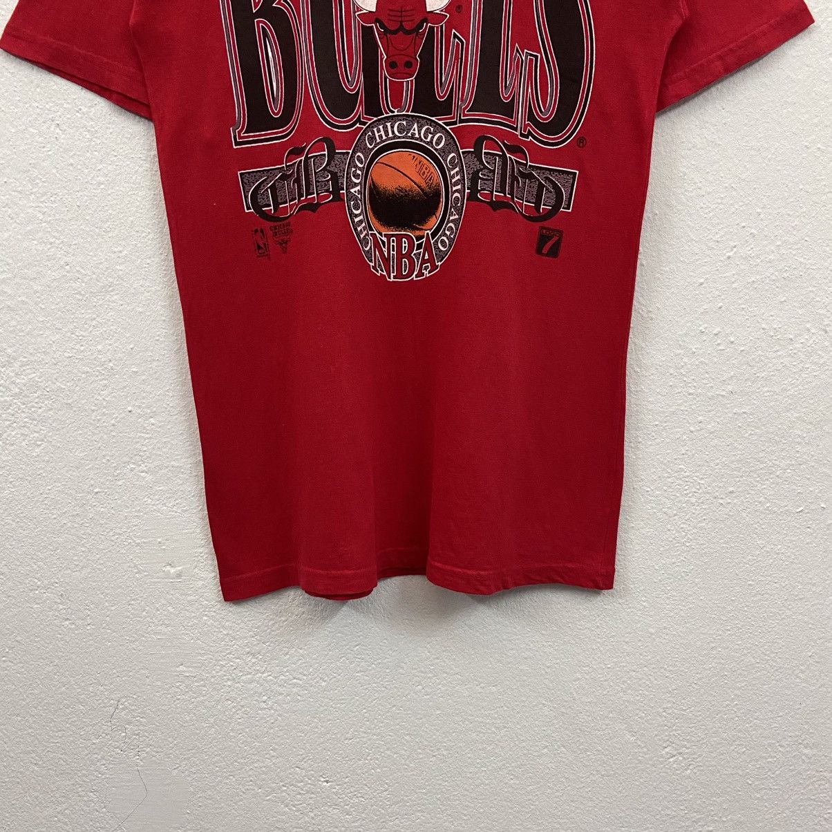 NBA × Vintage Rare Vintage 90s NBA Chicago Bulls By Logo 7 Tshirt Size US M / EU 48-50 / 2 - 3 Thumbnail