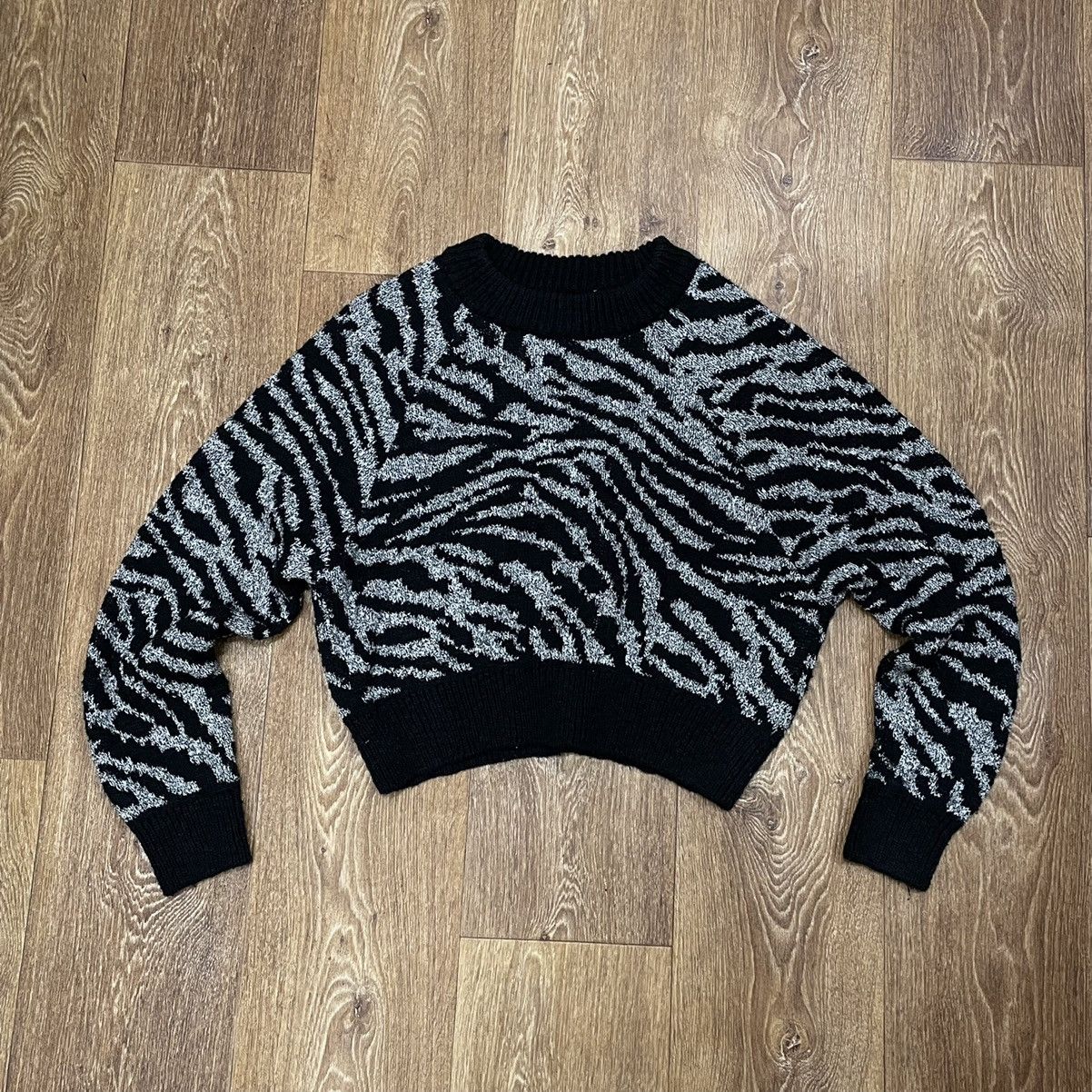 Vintage Vintage Y2K Zebra Stripe Crop Sweater Grunge Streetwear L Size L / US 10 / IT 46 - 1 Thumbnail