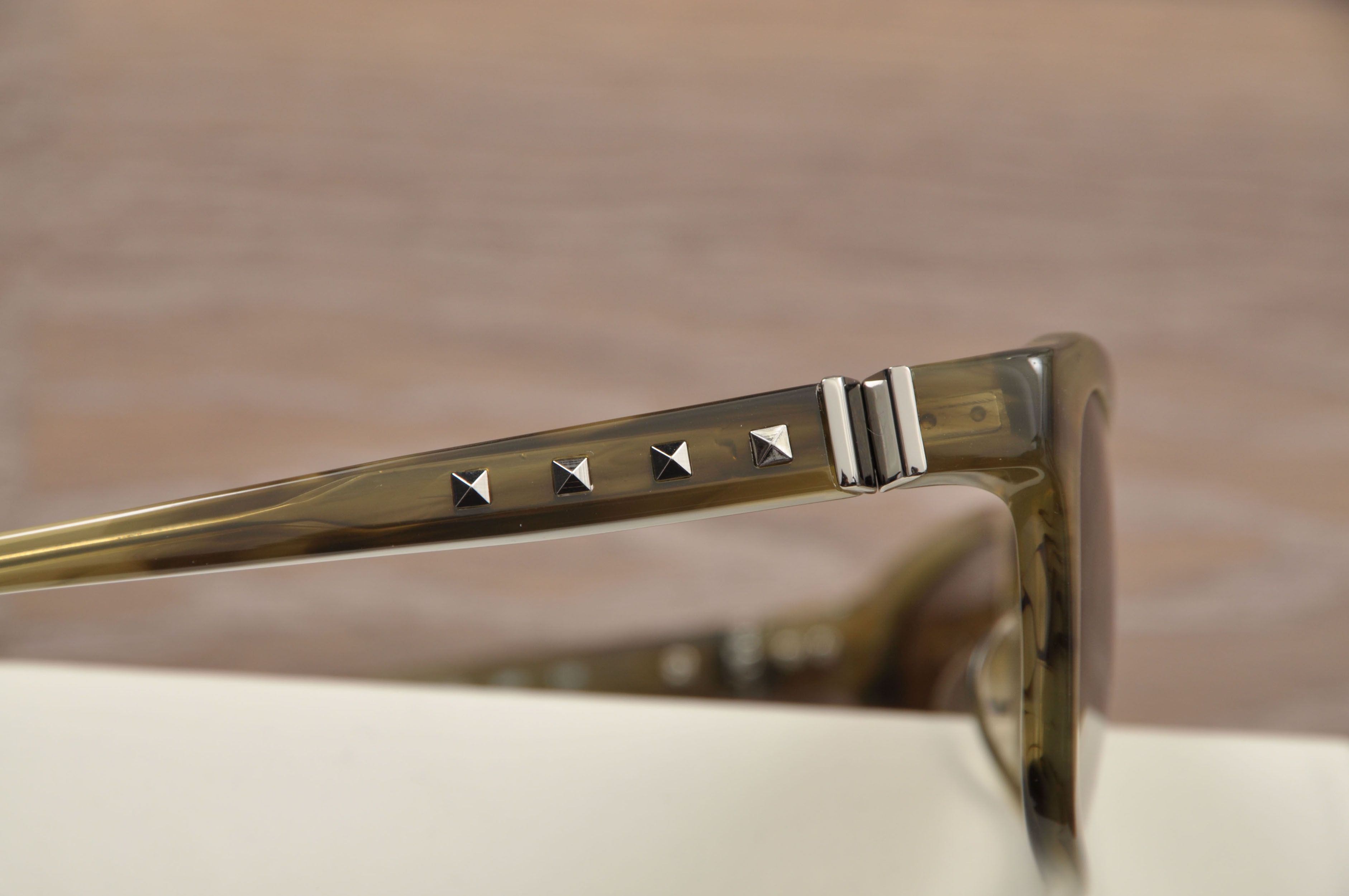 Valentino 350$ Authentic Camouflage Khaki Rockstud Sunglasses Size ONE SIZE - 3 Thumbnail
