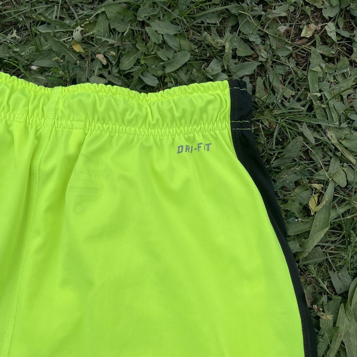 Vintage Vintage Nike Swoosh Logo Shorts Y2K Streetwear Neon Slim 30 Size US 30 / EU 46 - 8 Thumbnail