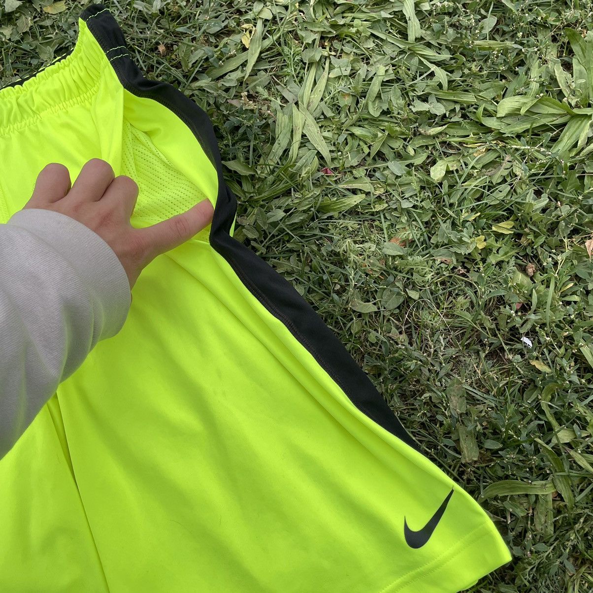 Vintage Vintage Nike Swoosh Logo Shorts Y2K Streetwear Neon Slim 30 Size US 30 / EU 46 - 4 Thumbnail