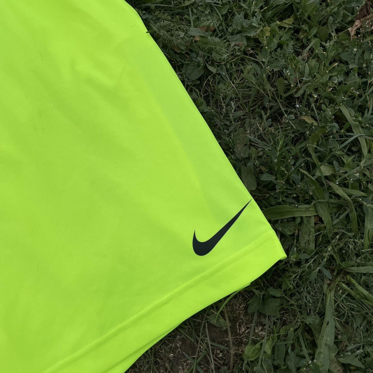 Vintage Vintage Nike Swoosh Logo Shorts Y2K Streetwear Neon Slim 30 Size US 30 / EU 46 - 3 Thumbnail
