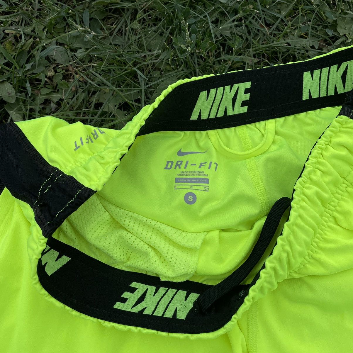 Vintage Vintage Nike Swoosh Logo Shorts Y2K Streetwear Neon Slim 30 Size US 30 / EU 46 - 6 Thumbnail