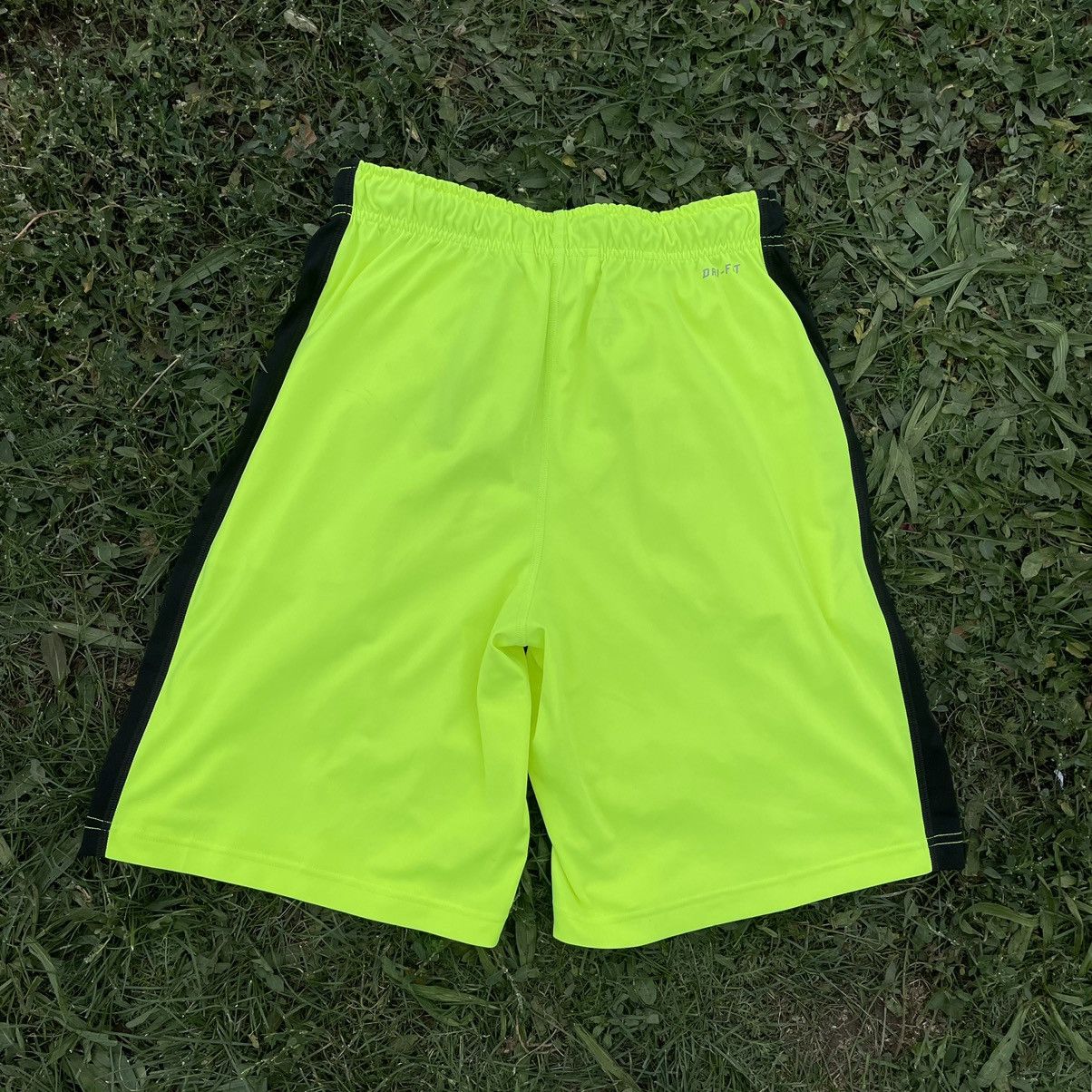 Vintage Vintage Nike Swoosh Logo Shorts Y2K Streetwear Neon Slim 30 Size US 30 / EU 46 - 7 Thumbnail
