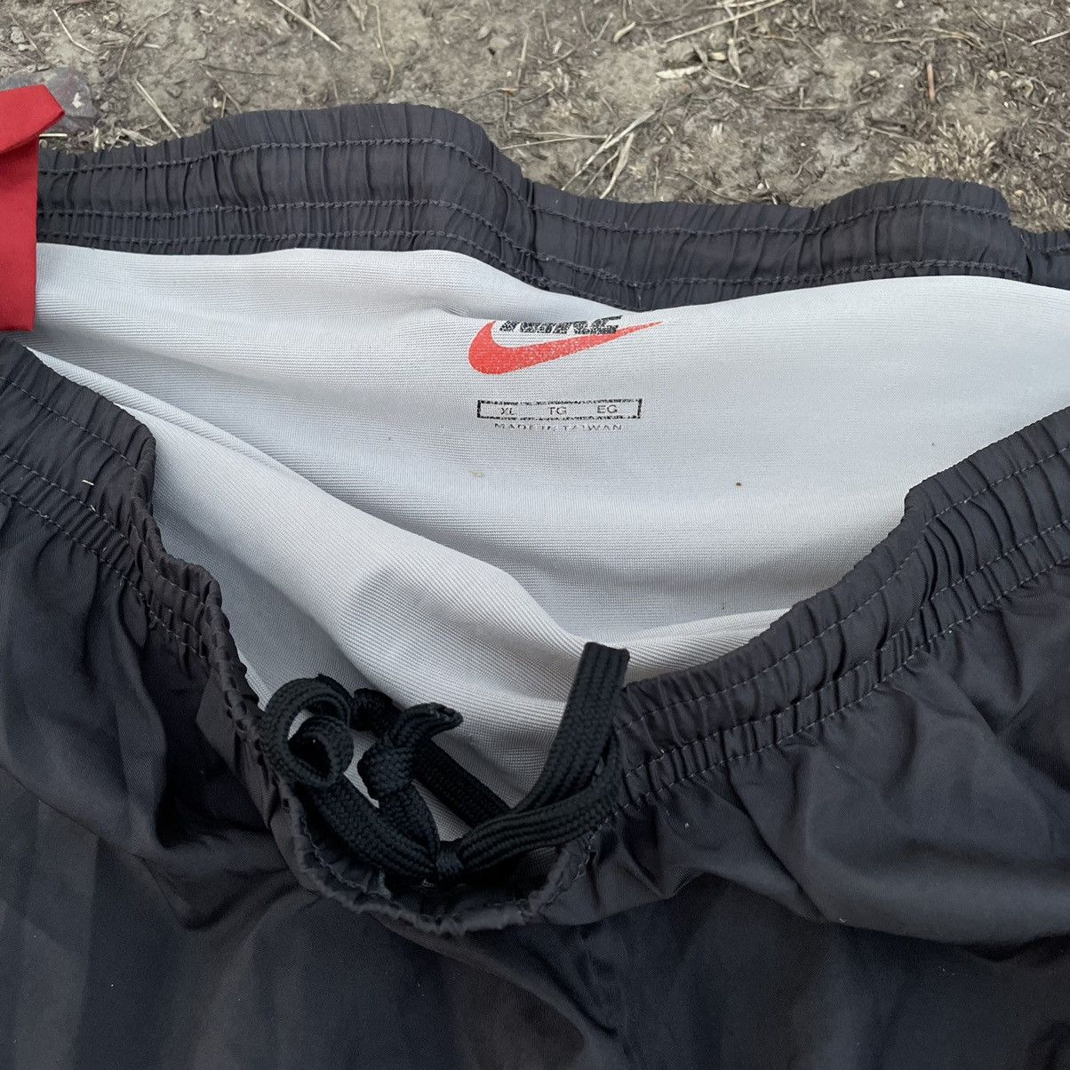 Nike Vintage 90s Nike Swoosh Logo Shorts Streetwear Size US 34 / EU 50 - 5 Thumbnail