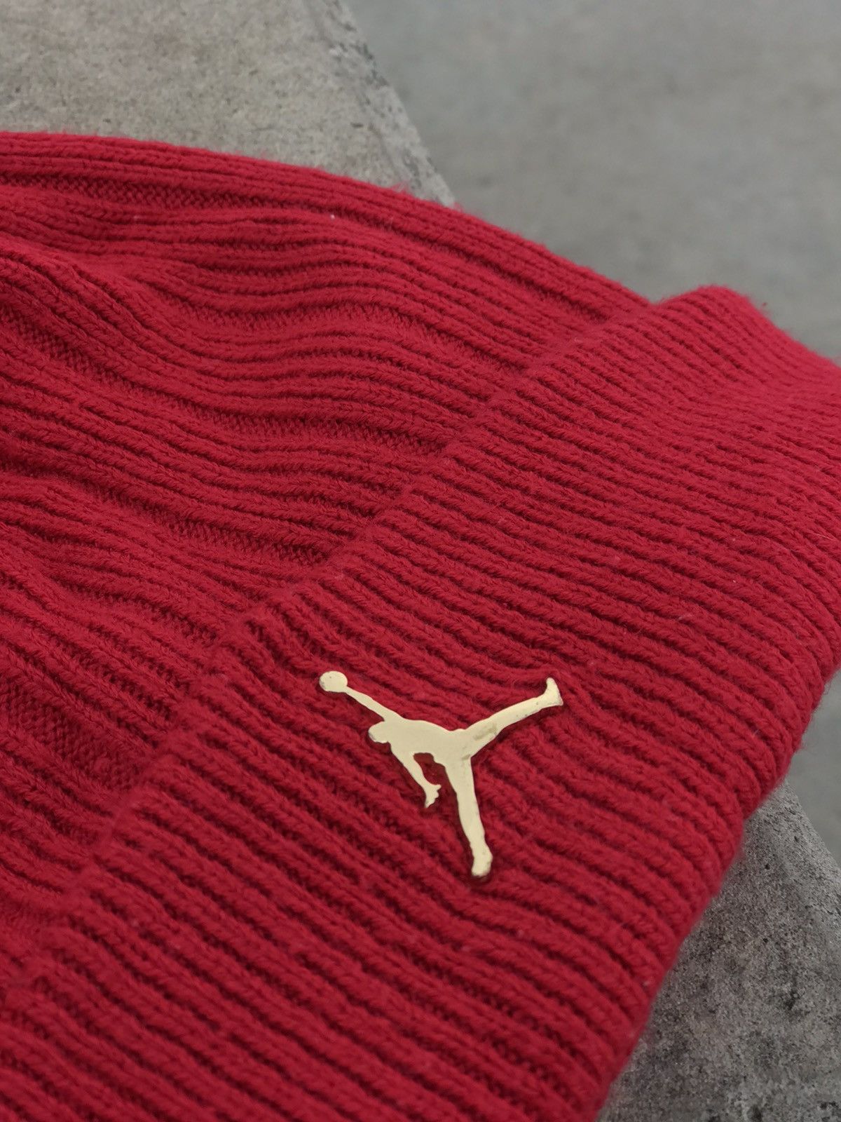 Jordan Brand × Nike Air Jordan Beanie Metallic Gold / Cuffed ingot, Gym Red hat Size ONE SIZE - 8 Thumbnail