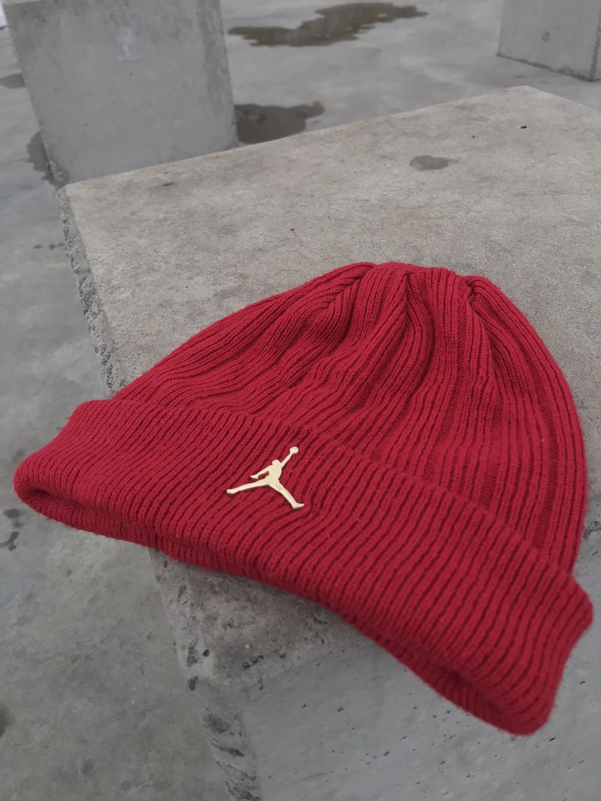 Jordan Brand × Nike Air Jordan Beanie Metallic Gold / Cuffed ingot, Gym Red hat Size ONE SIZE - 7 Thumbnail