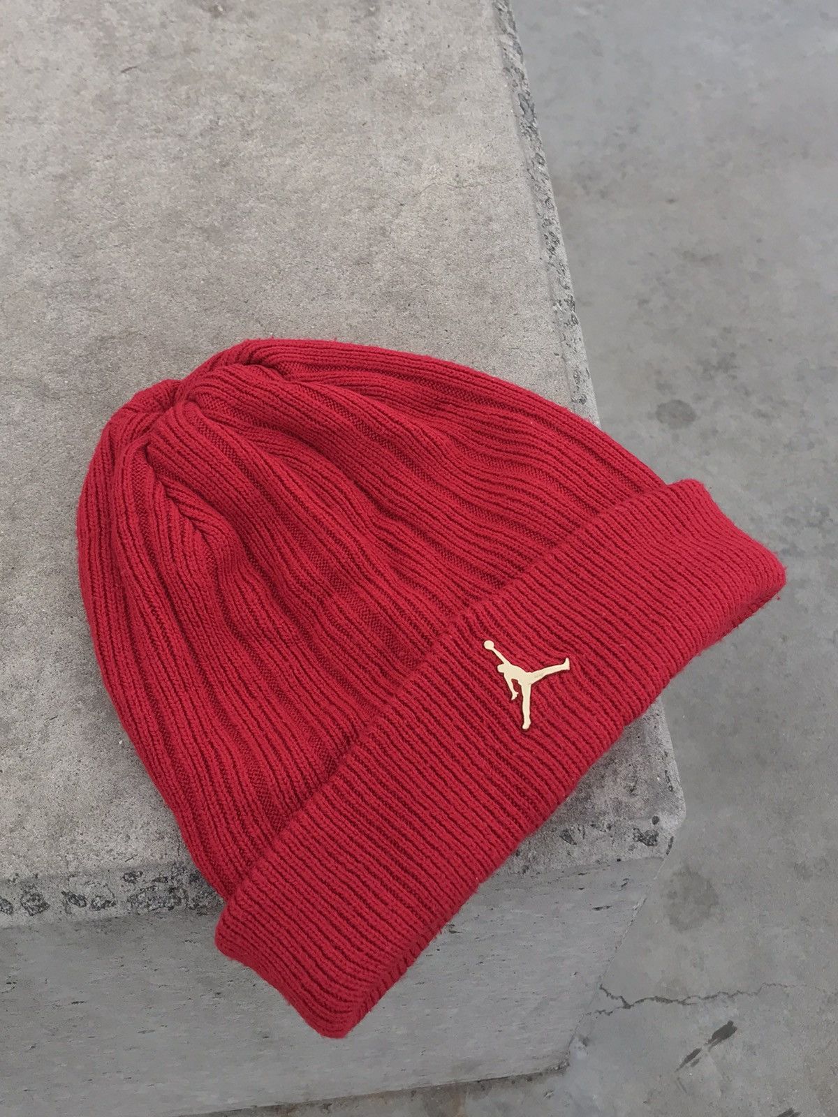 Jordan Brand × Nike Air Jordan Beanie Metallic Gold / Cuffed ingot, Gym Red hat Size ONE SIZE - 5 Thumbnail