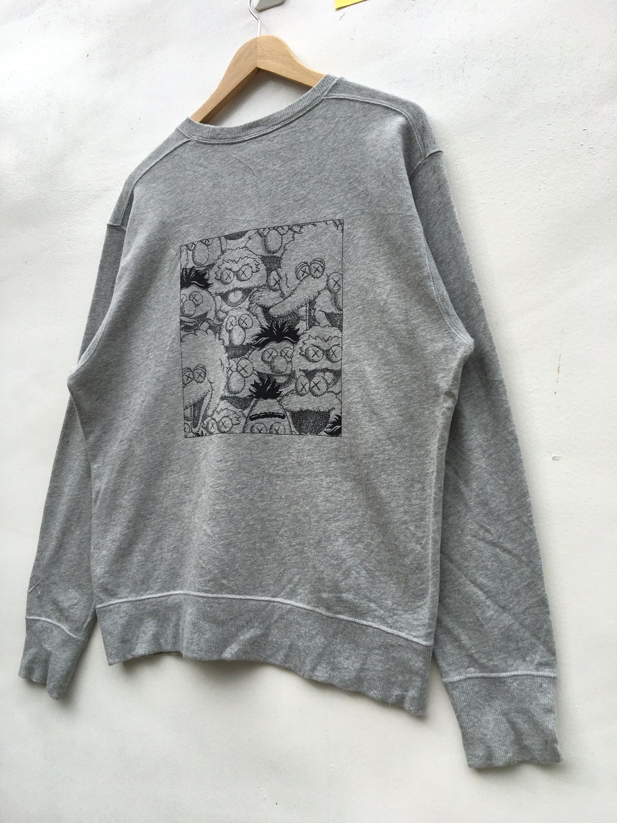 Kaws × Uniqlo Kaws x Uniqlo Sesame Street Grey Crewneck Sweatshirt Size US M / EU 48-50 / 2 - 13 Thumbnail